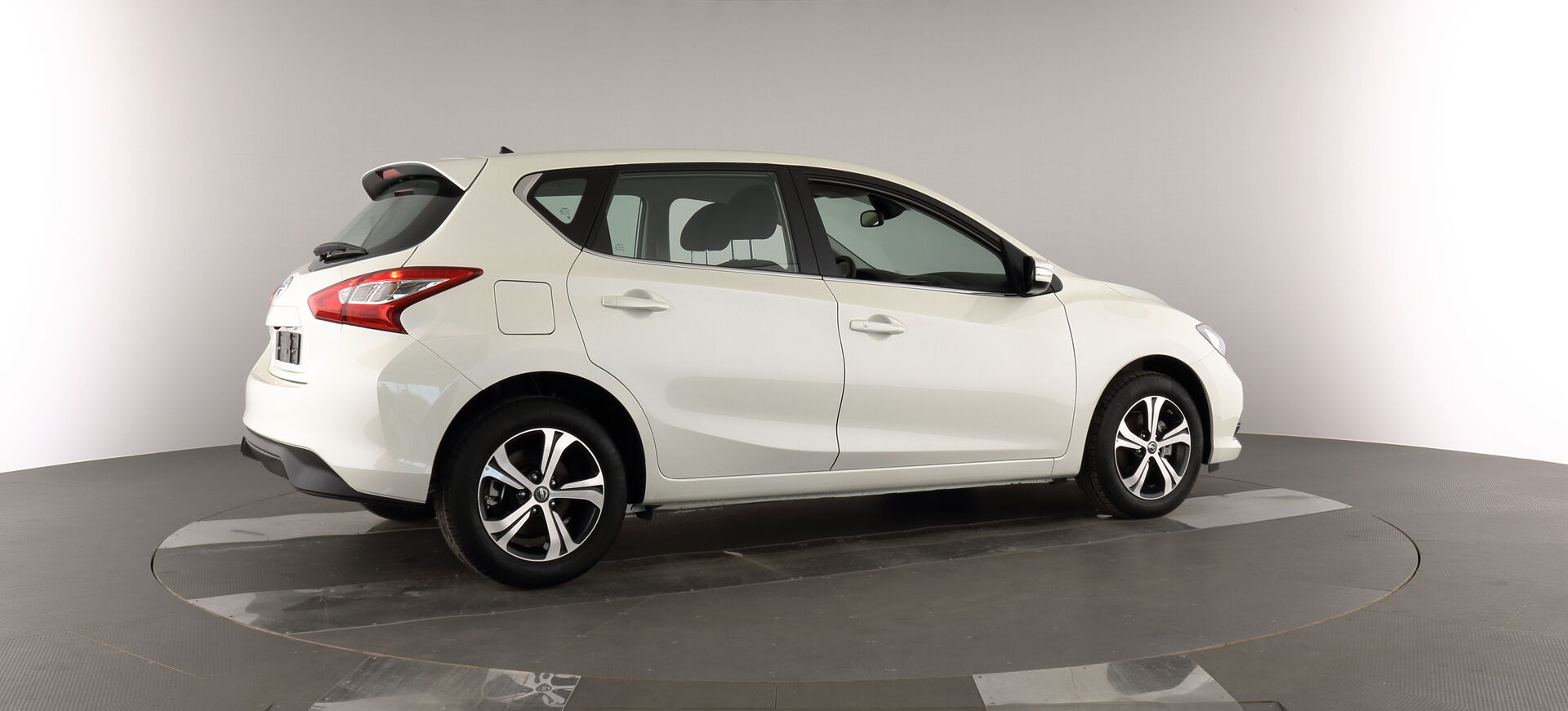 Nissan Pulsar iso kuva 15