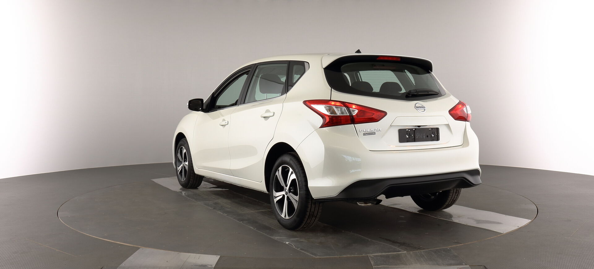 Nissan Pulsar iso kuva 18