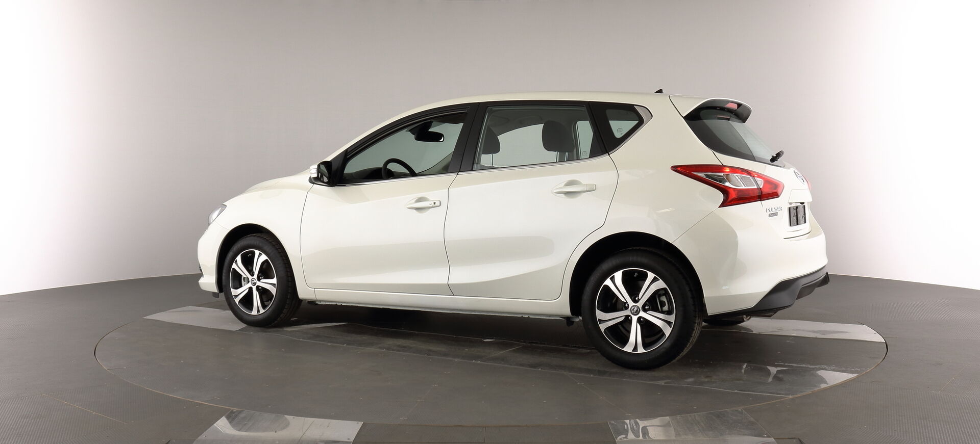 Nissan Pulsar iso kuva 19