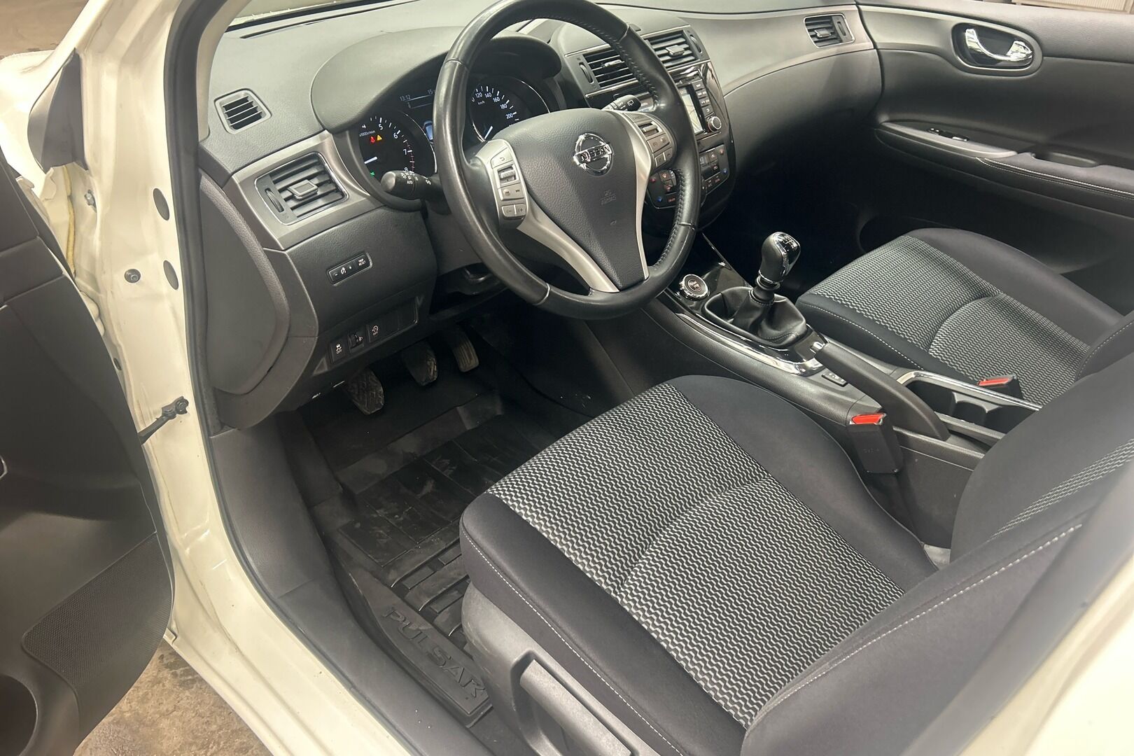 Nissan Pulsar iso kuva 29