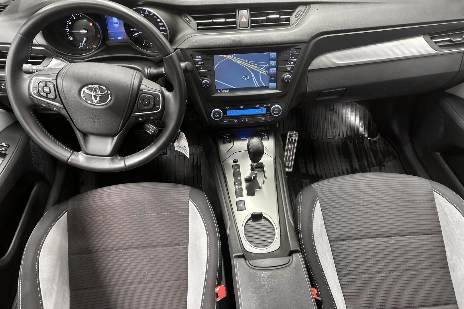 Toyota Avensis iso kuva 8