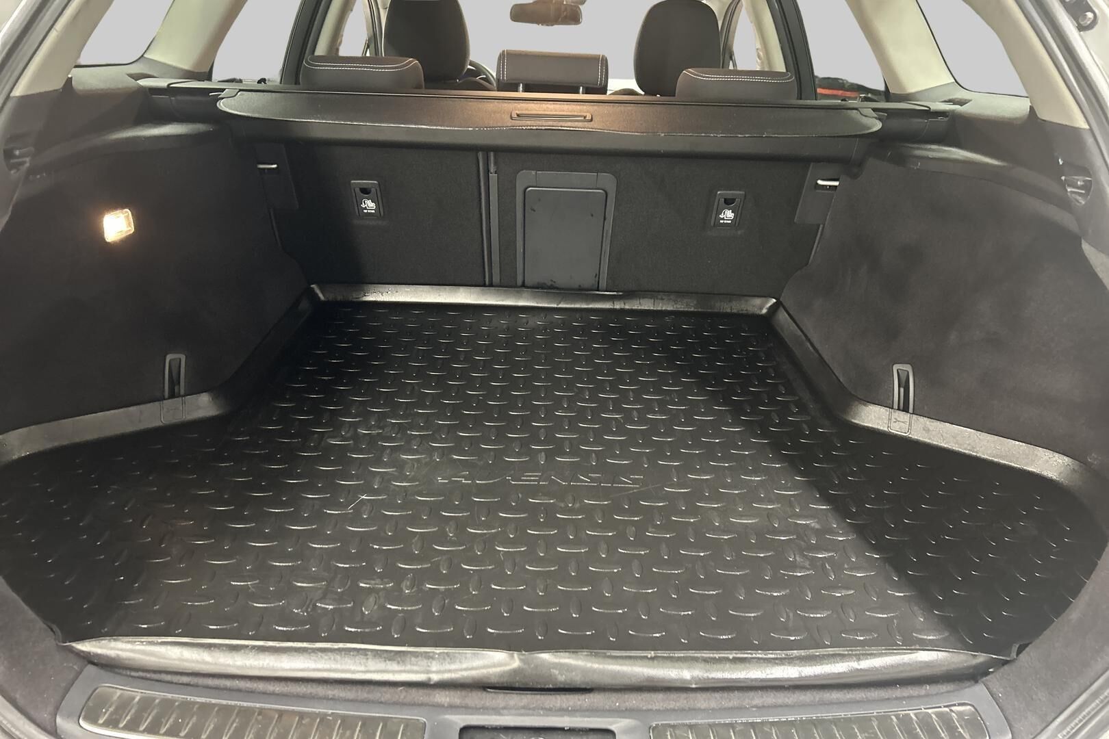 Toyota Avensis iso kuva 9