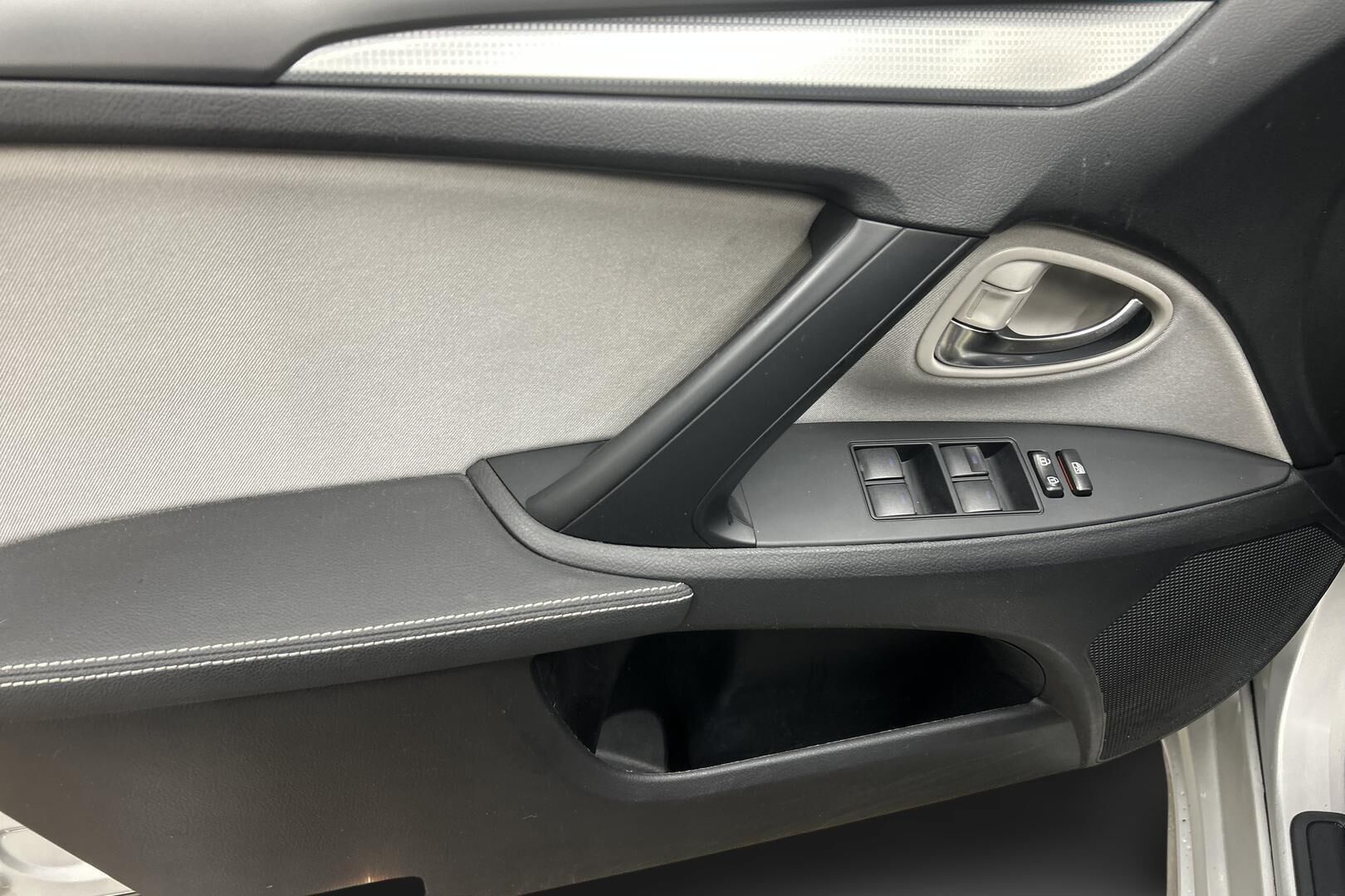 Toyota Avensis iso kuva 11