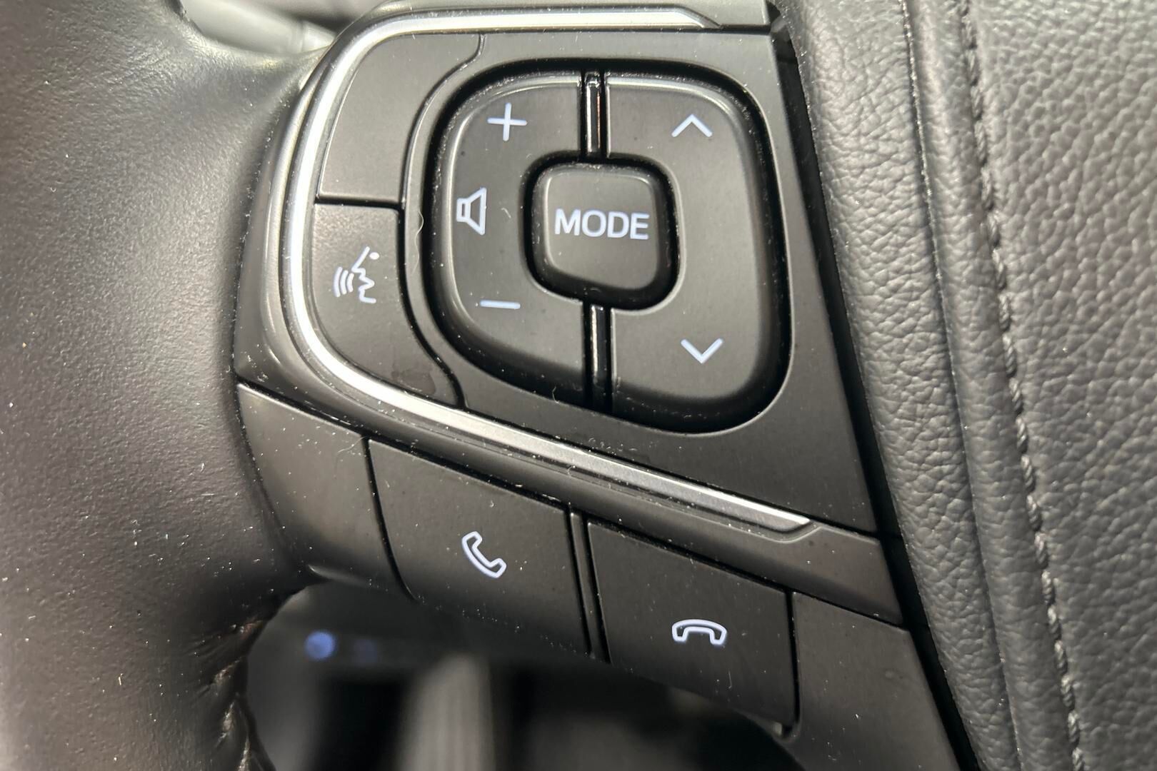 Toyota Avensis iso kuva 12