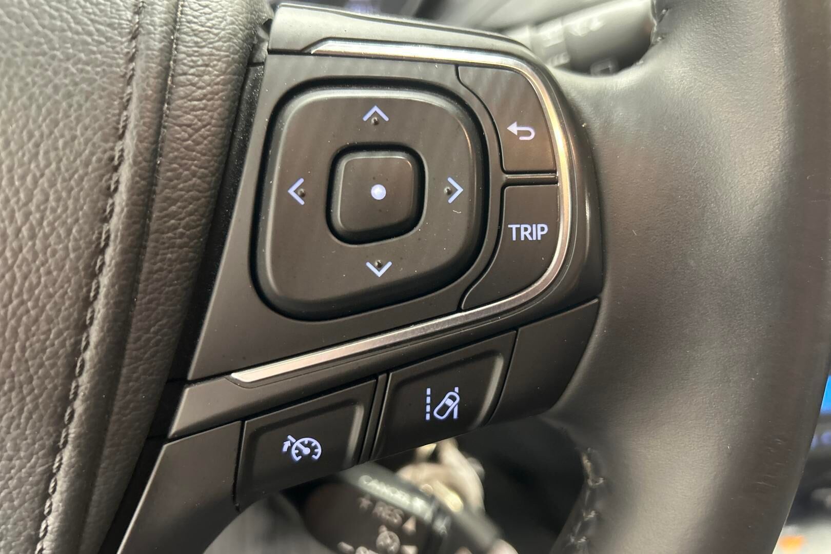 Toyota Avensis iso kuva 13