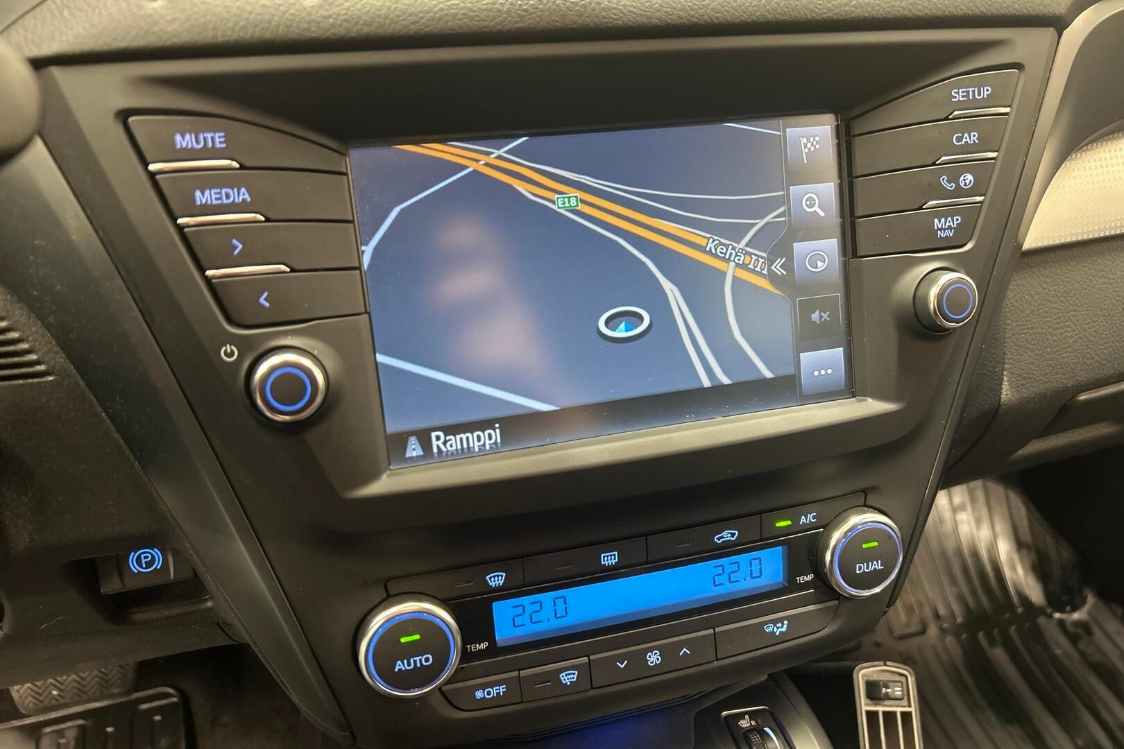 Toyota Avensis iso kuva 15