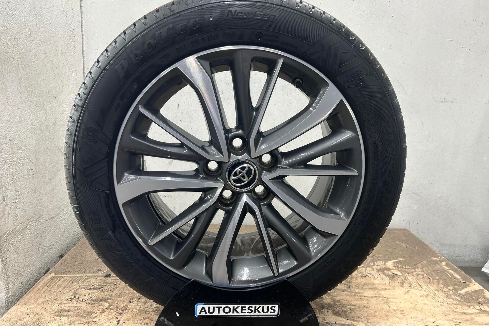 Toyota Avensis iso kuva 18