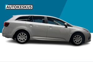 Toyota Avensis esikatselu 2