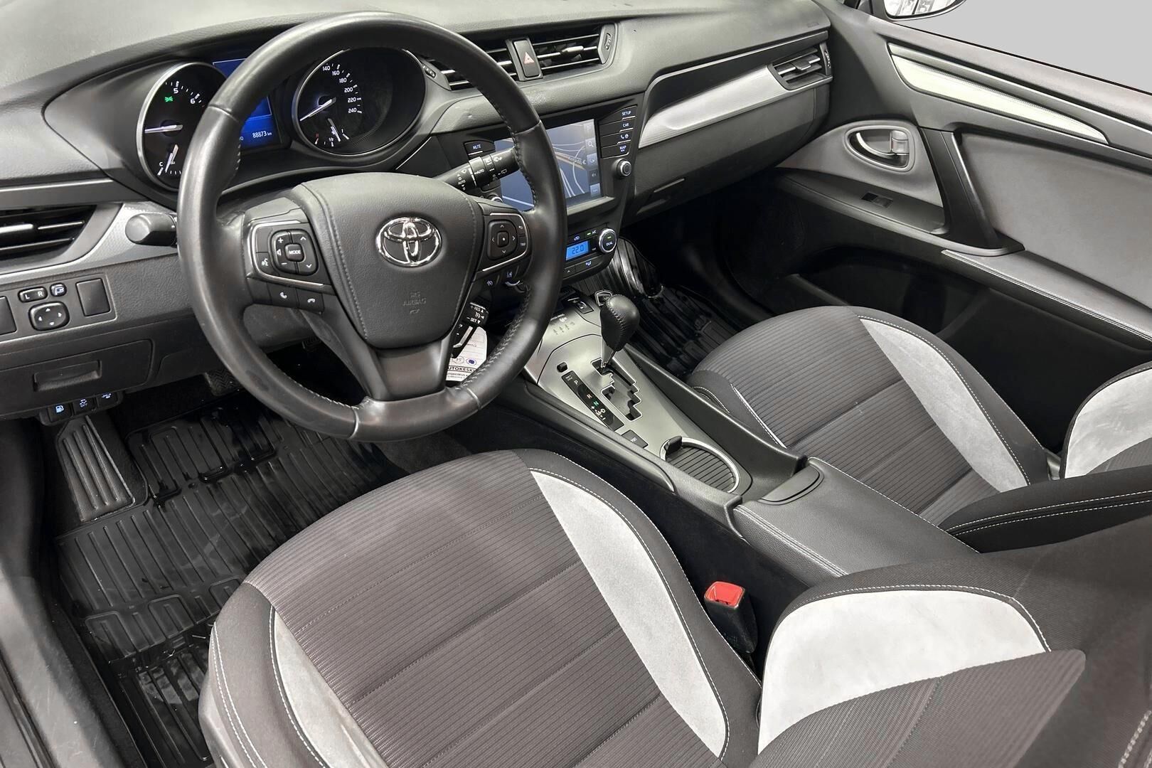 Toyota Avensis iso kuva 7