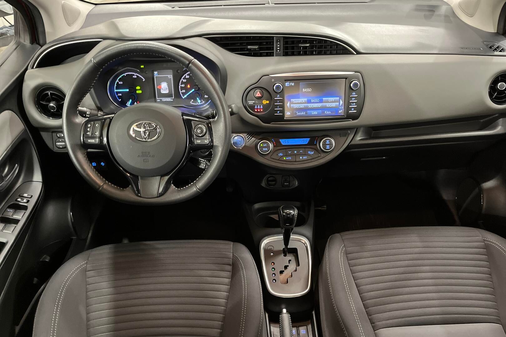 Toyota Yaris iso kuva 10