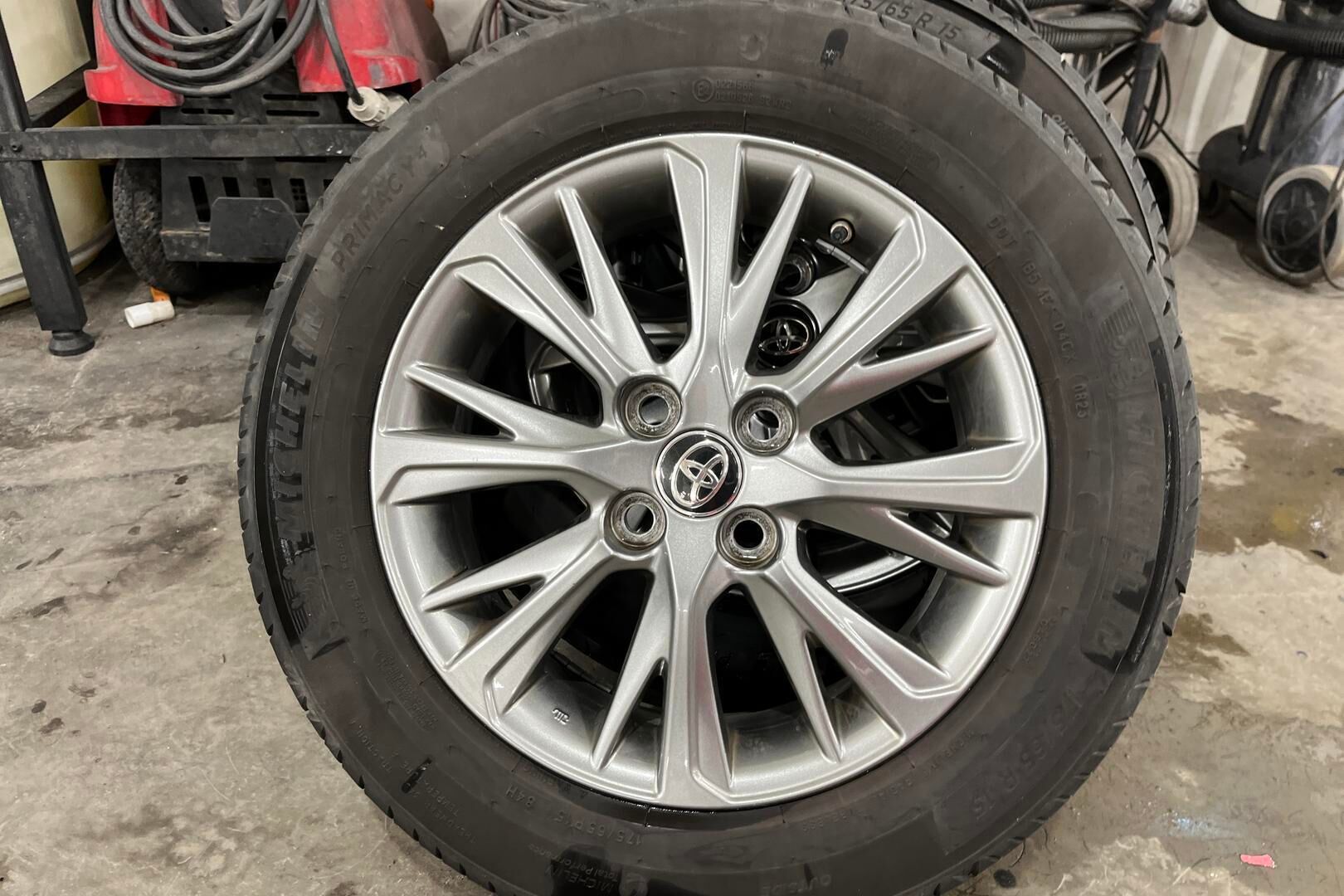 Toyota Yaris iso kuva 13