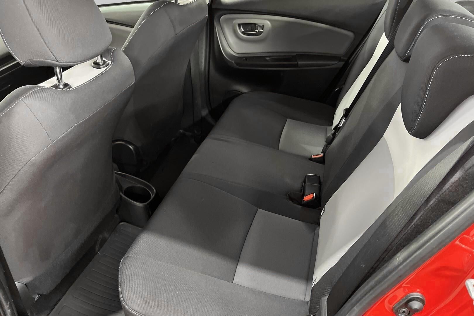 Toyota Yaris iso kuva 9