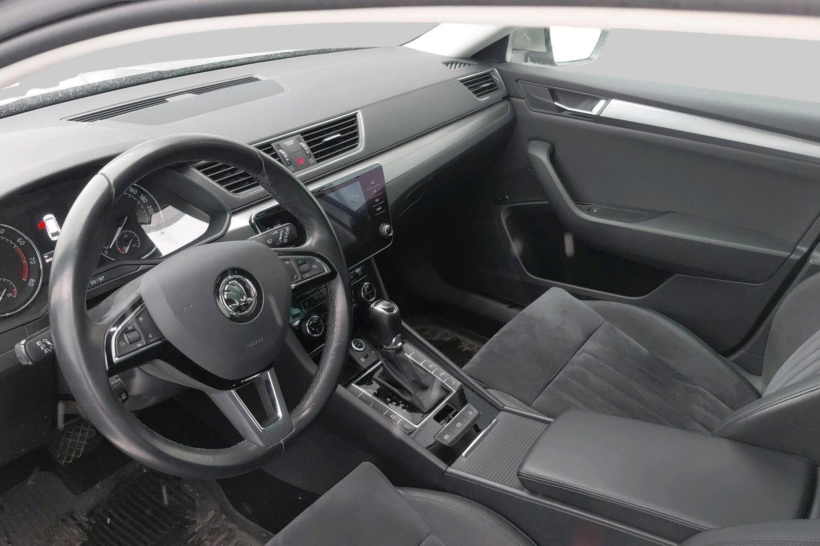 SKODA SUPERB iso kuva 2