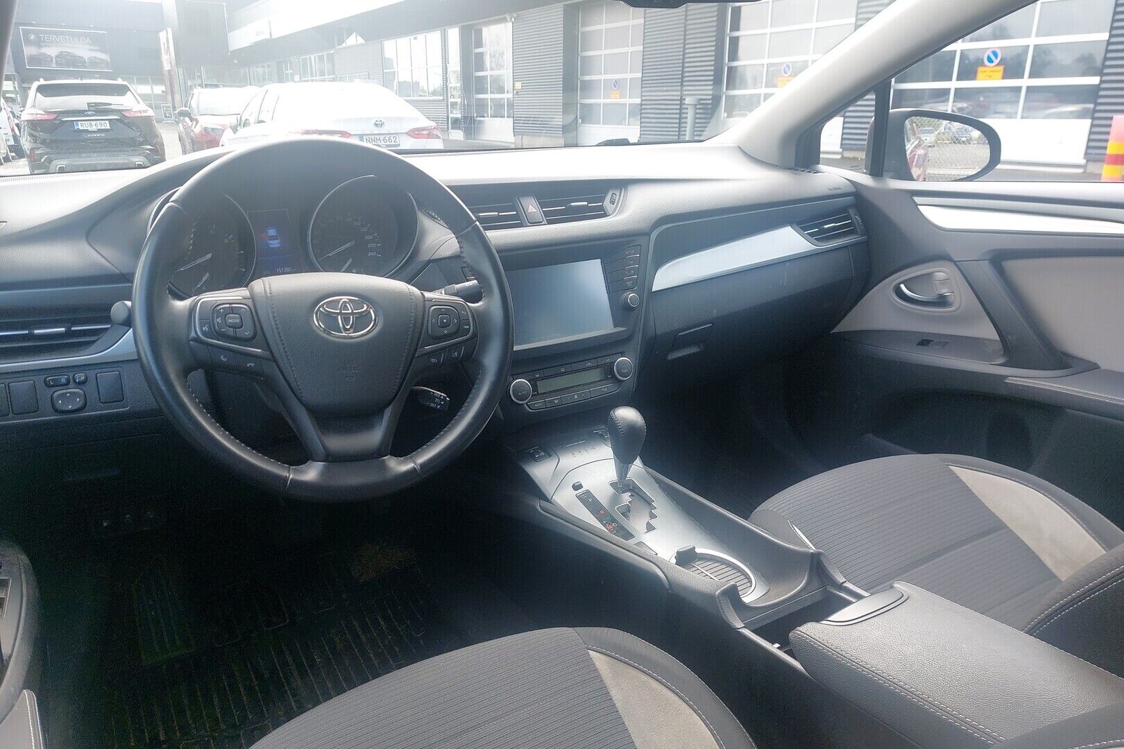 Toyota Avensis iso kuva 1