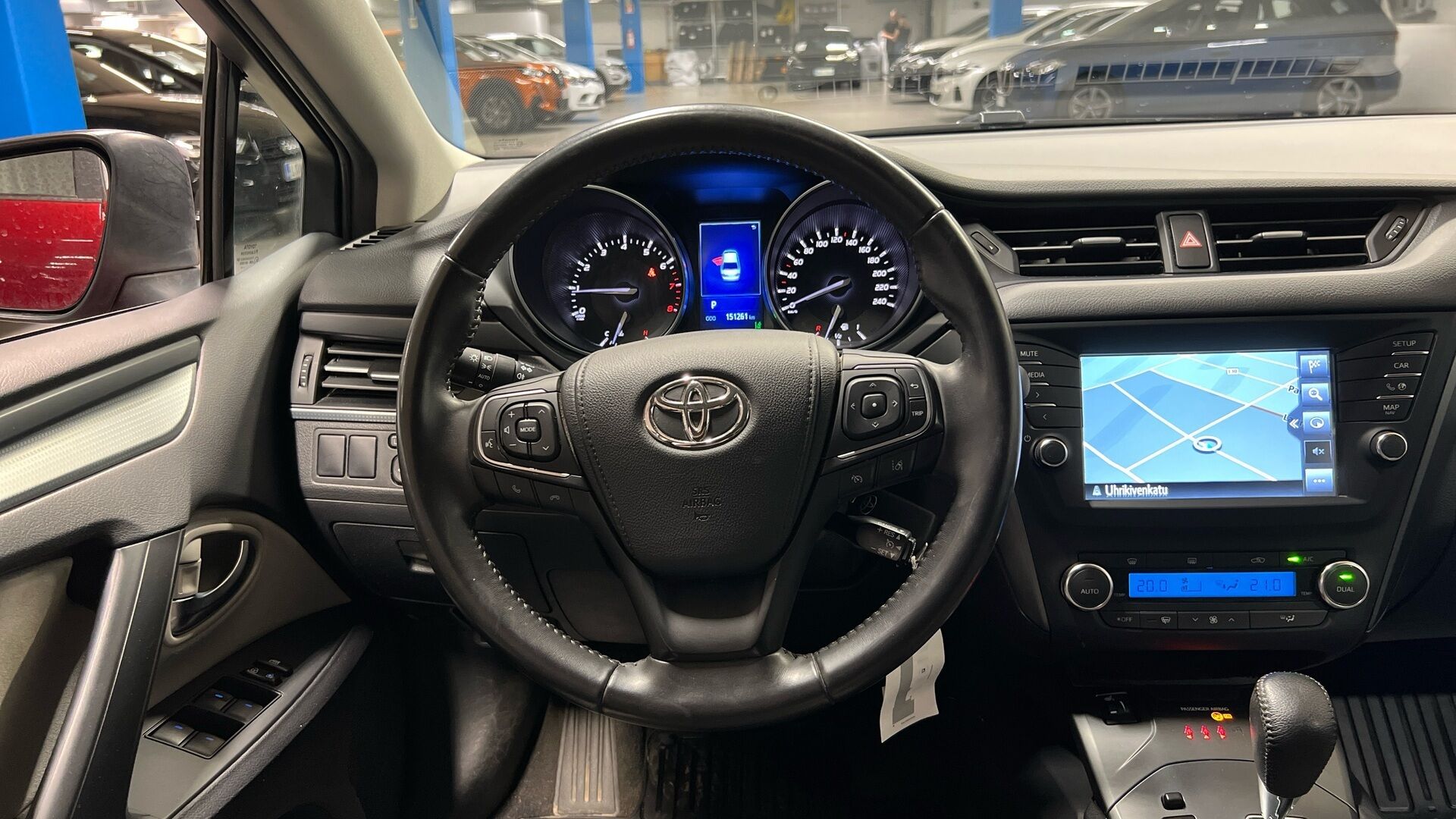 Toyota Avensis iso kuva 10