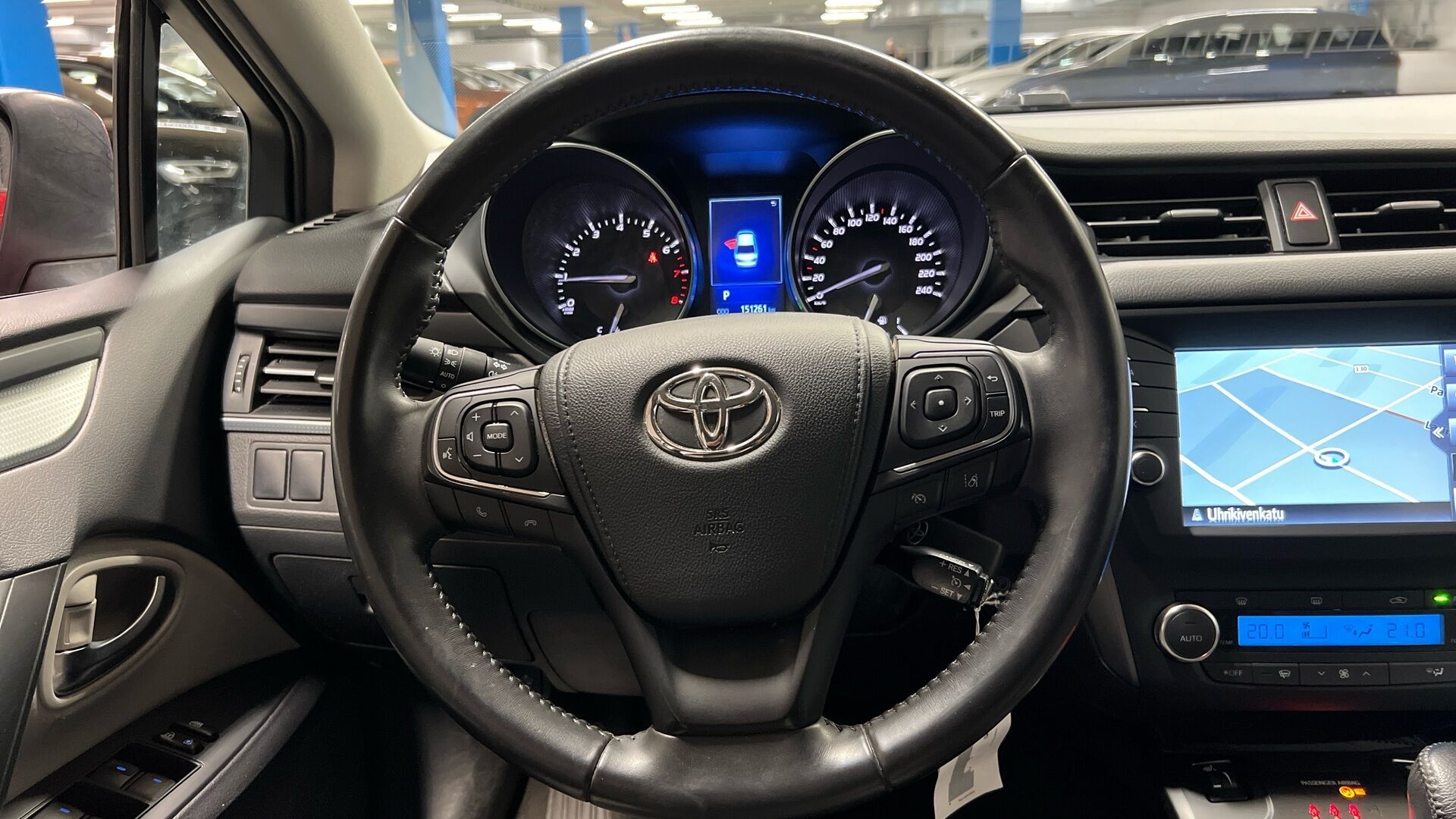 Toyota Avensis iso kuva 11