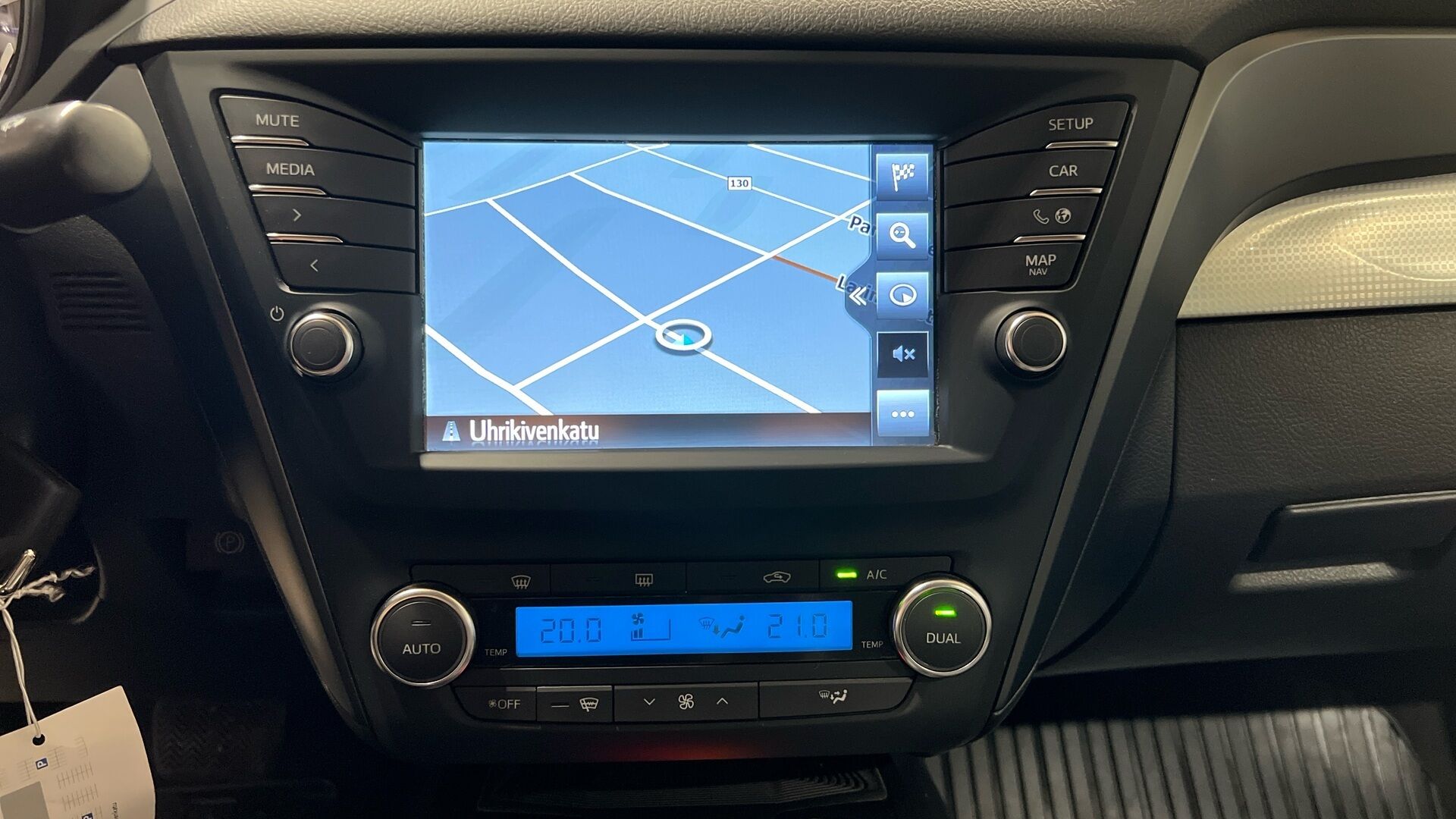 Toyota Avensis iso kuva 13