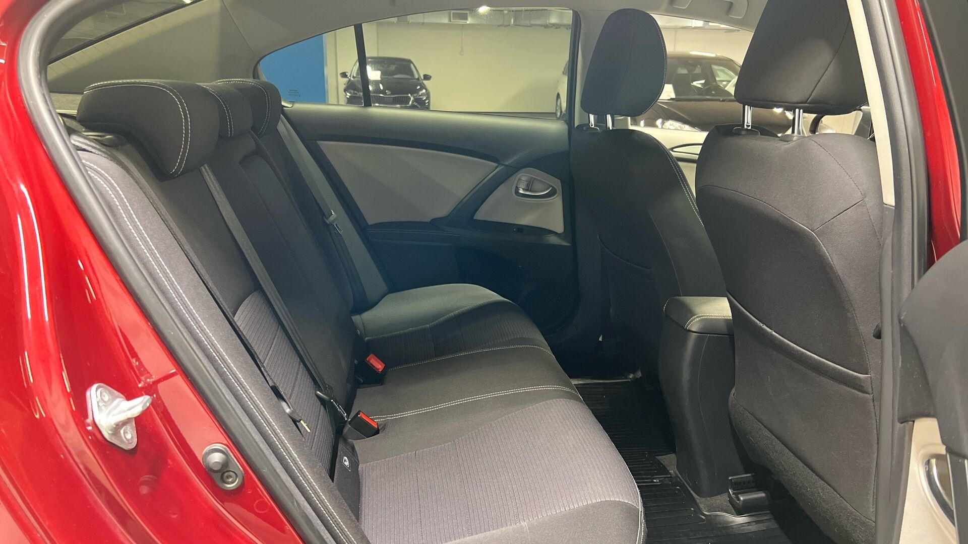 Toyota Avensis iso kuva 15