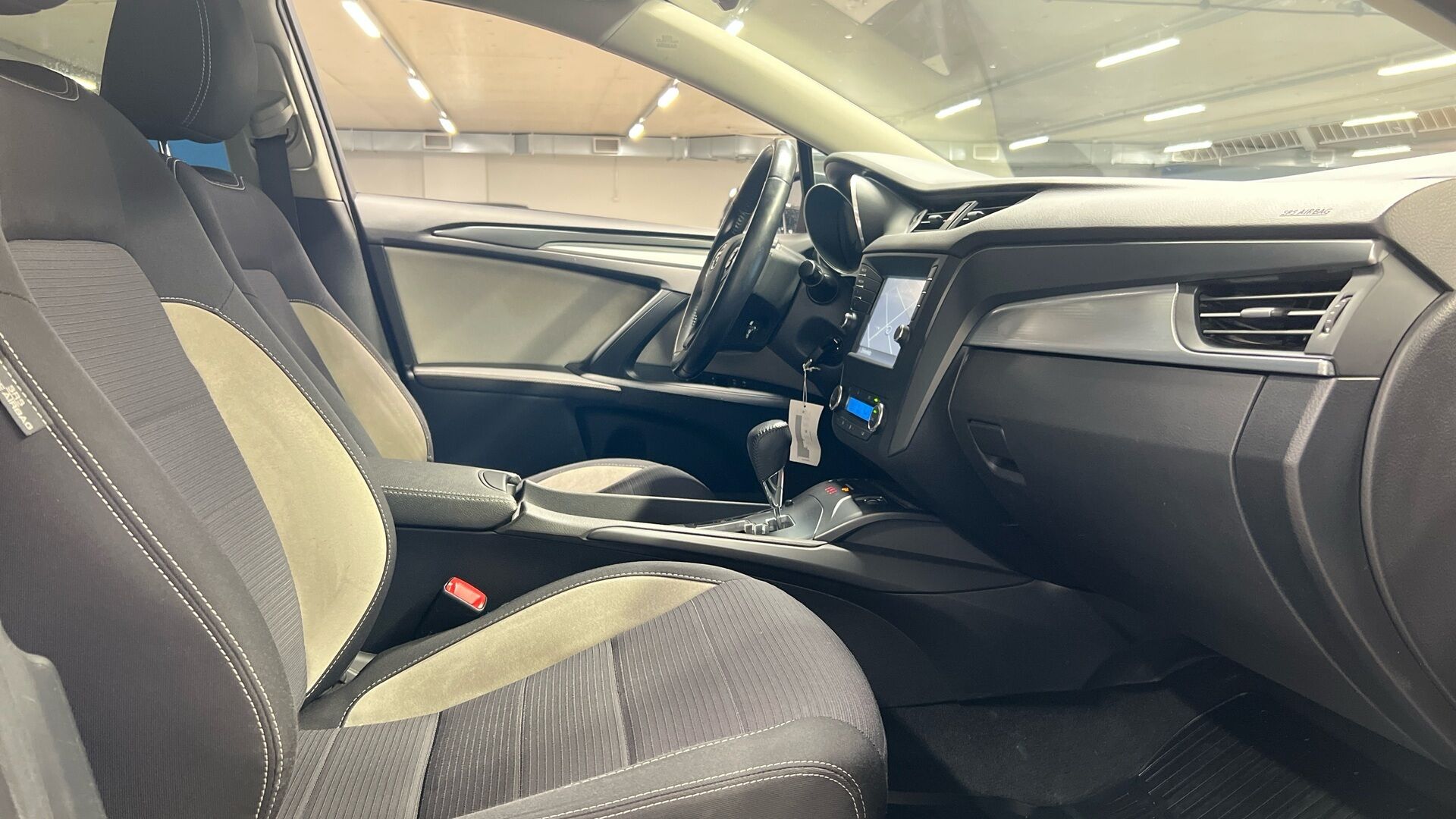 Toyota Avensis iso kuva 16