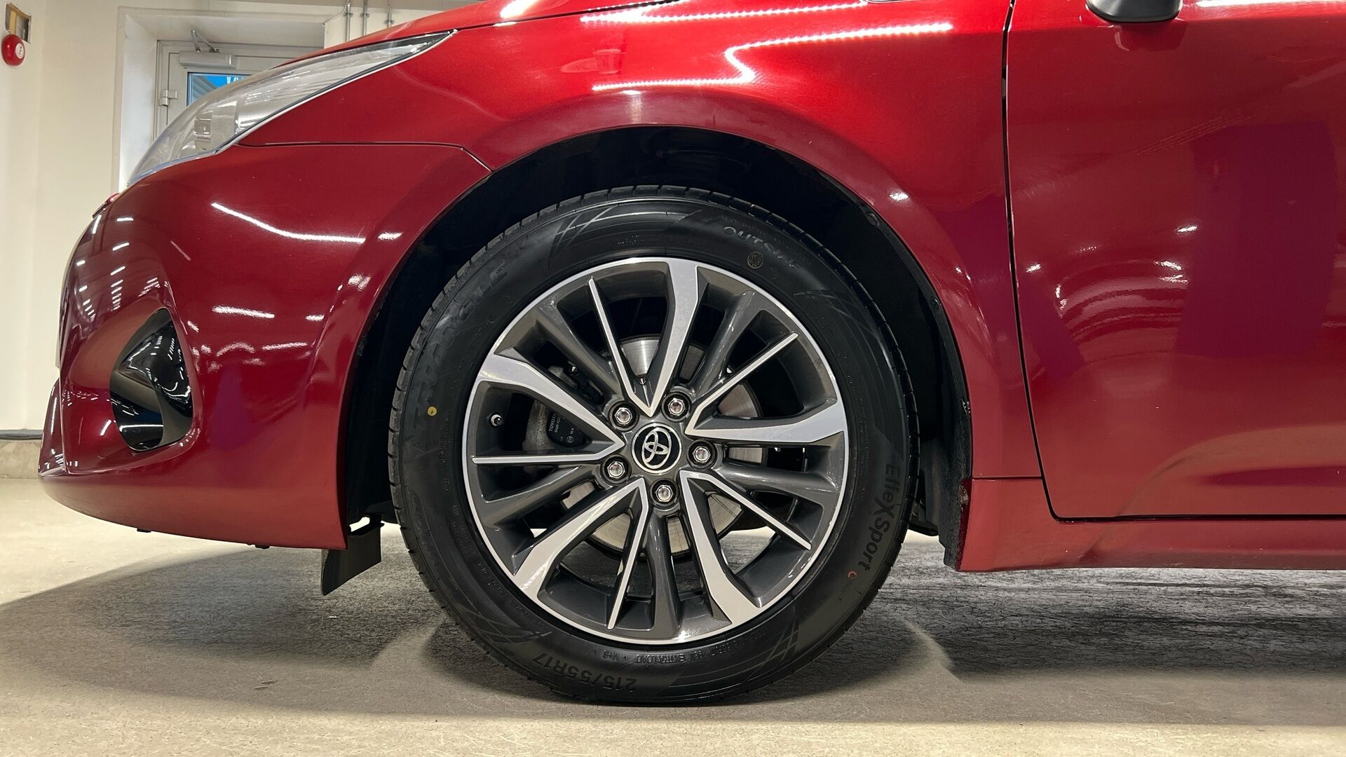 Toyota Avensis iso kuva 17