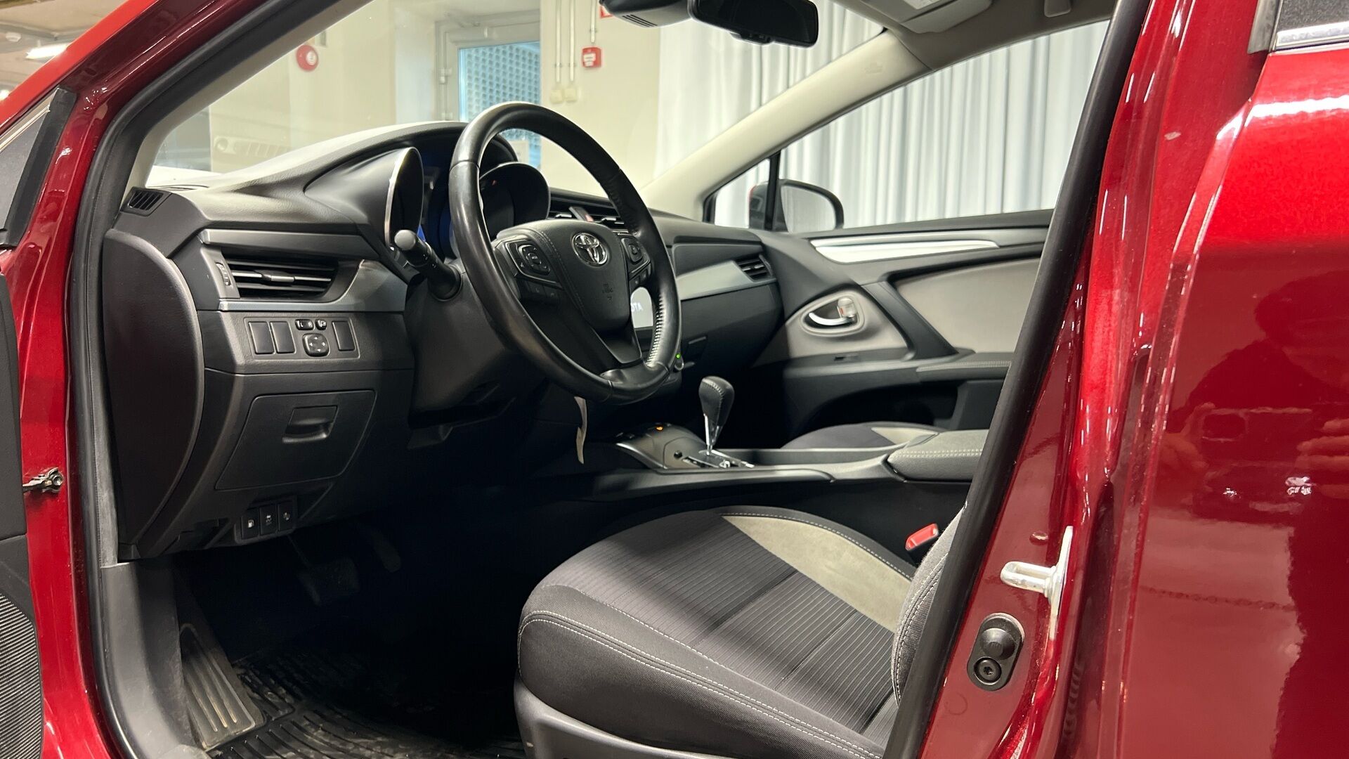 Toyota Avensis iso kuva 7