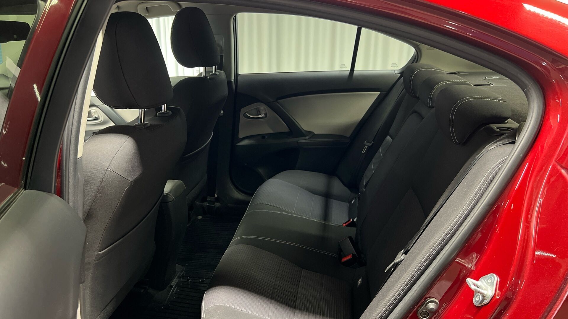 Toyota Avensis iso kuva 8