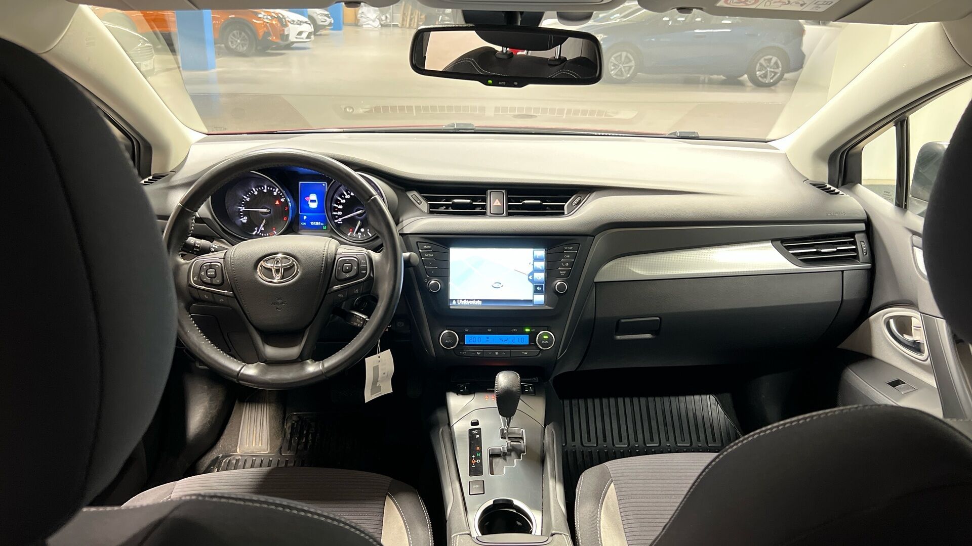 Toyota Avensis iso kuva 9