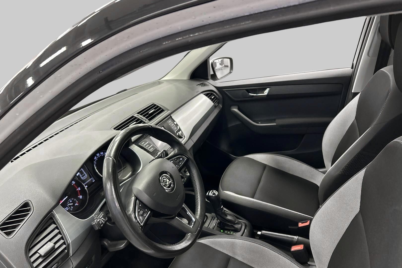 Skoda Fabia iso kuva 10