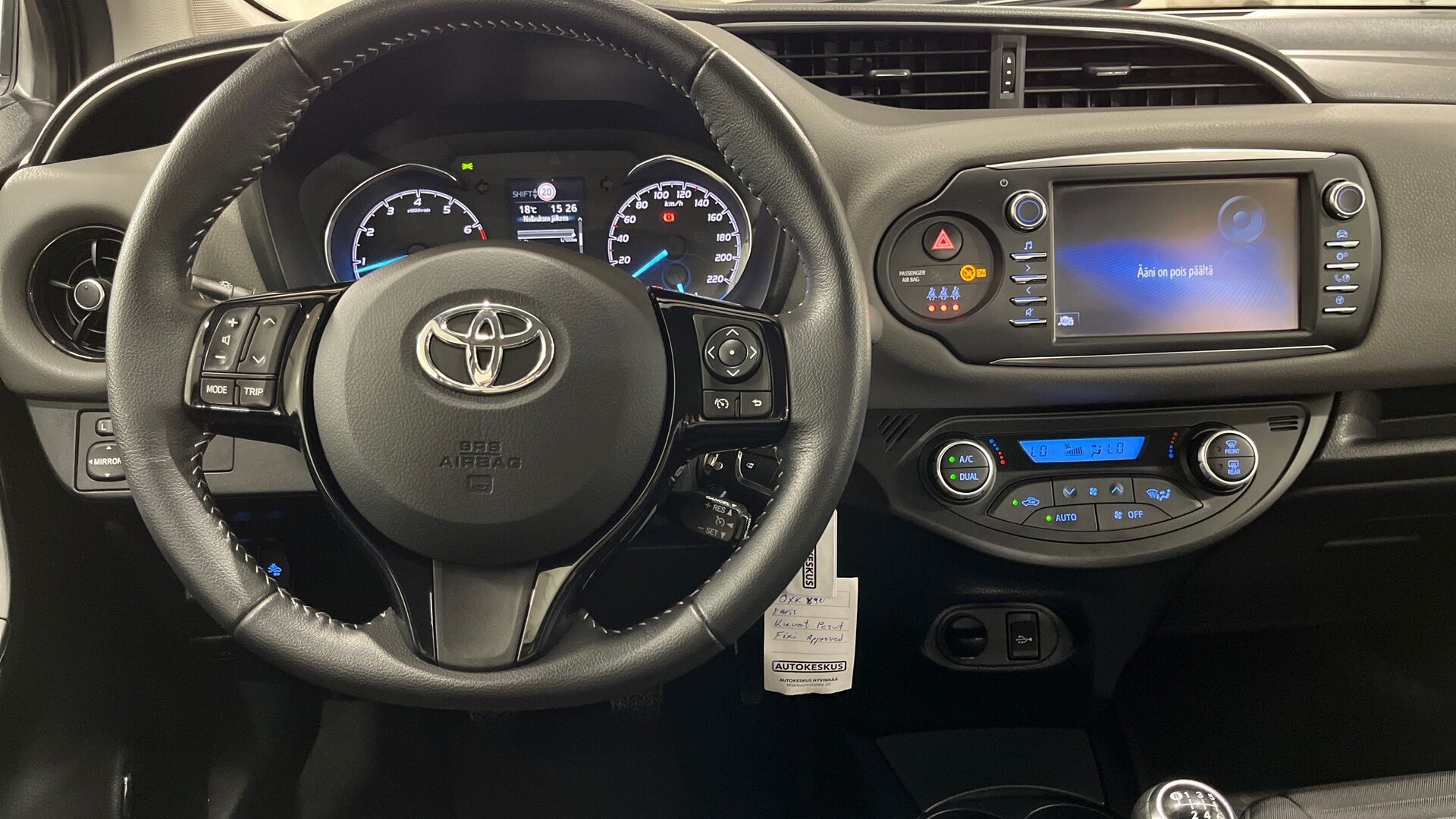 Toyota Yaris iso kuva 9