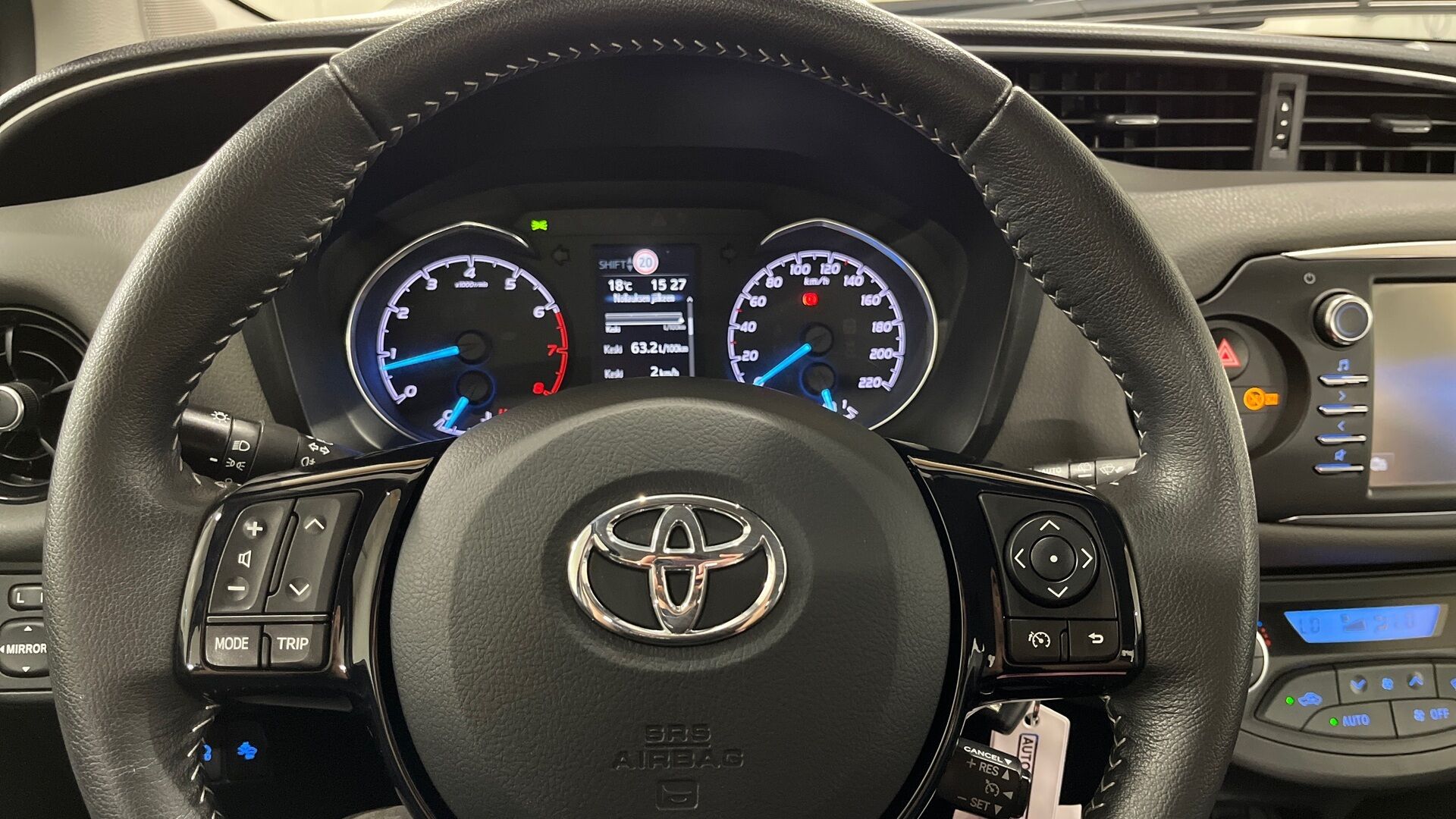 Toyota Yaris iso kuva 10
