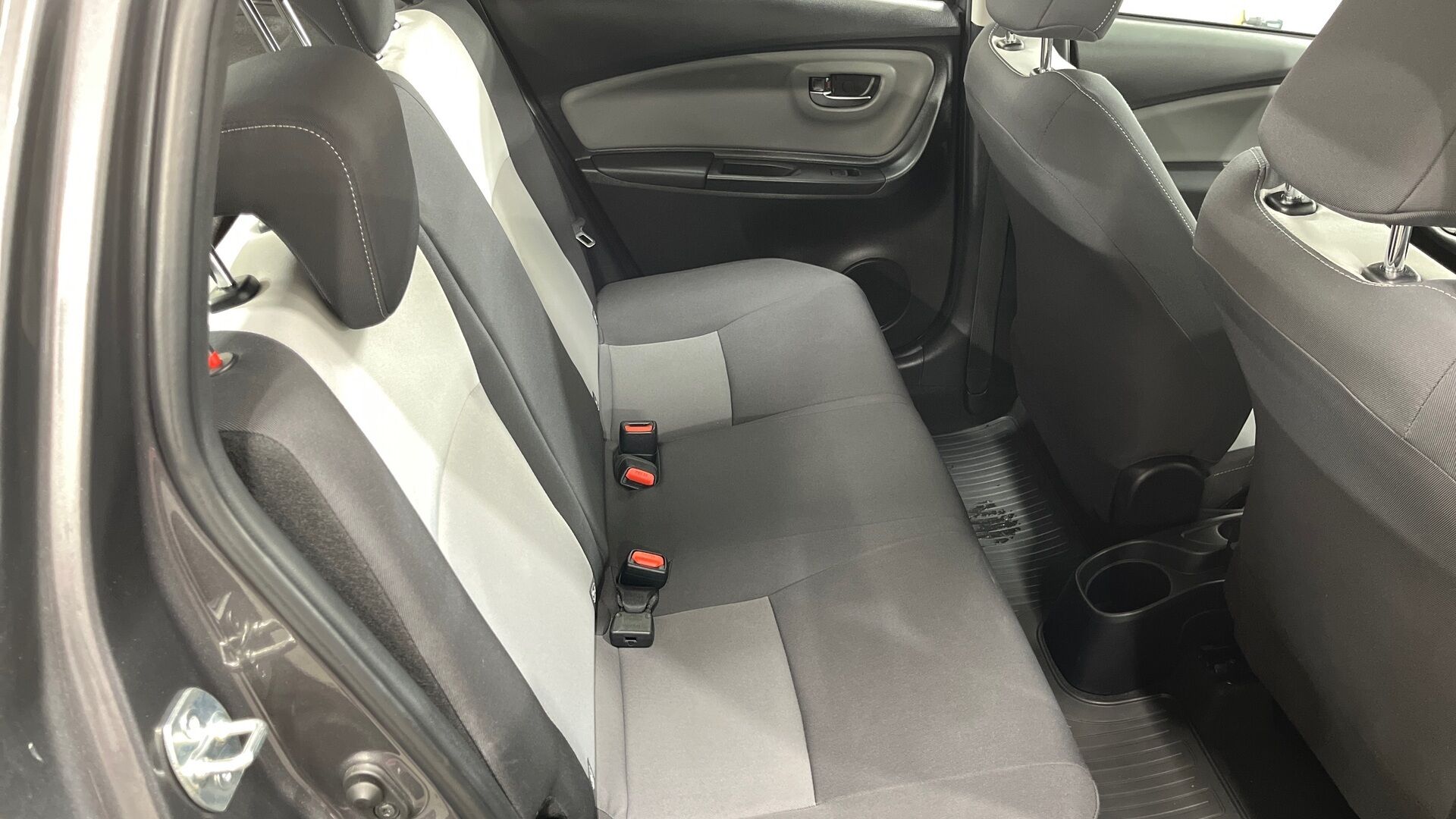 Toyota Yaris iso kuva 13