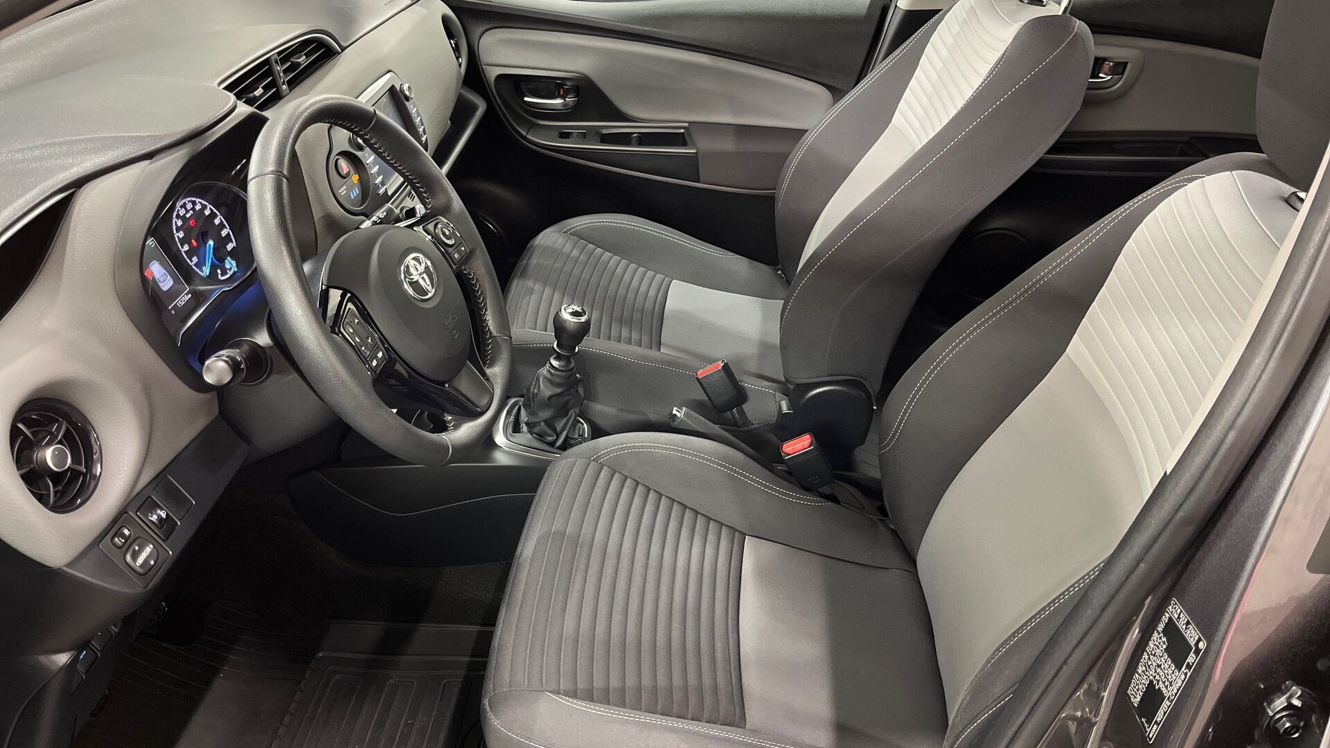 Toyota Yaris iso kuva 6