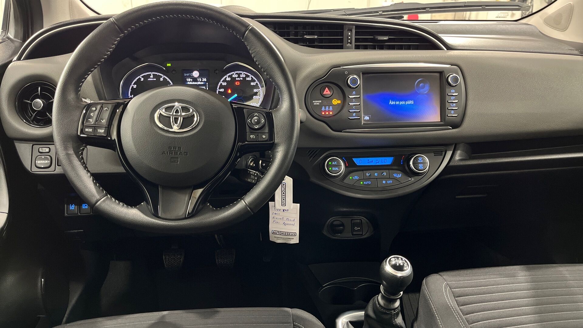 Toyota Yaris iso kuva 8