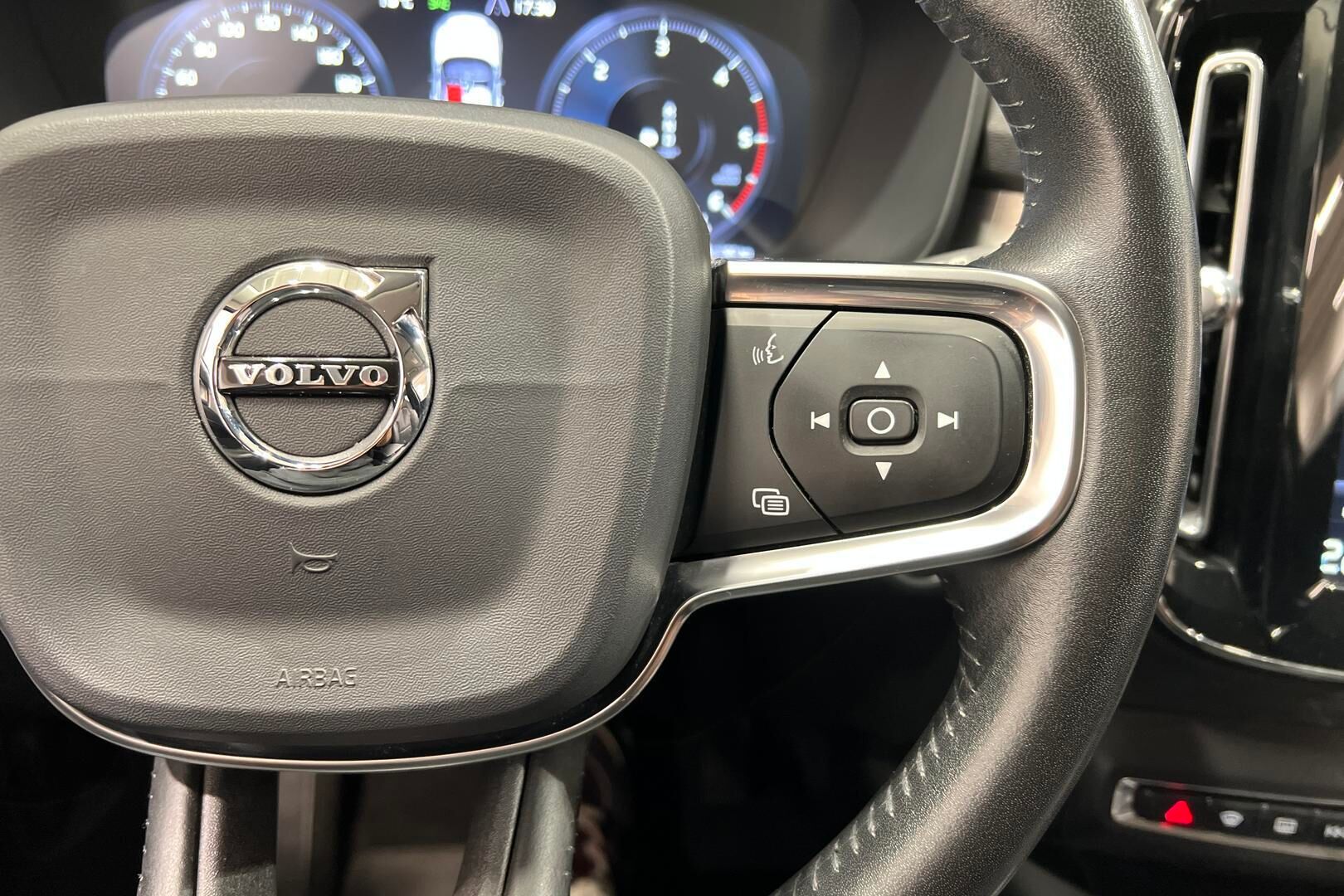 Volvo XC40 iso kuva 22