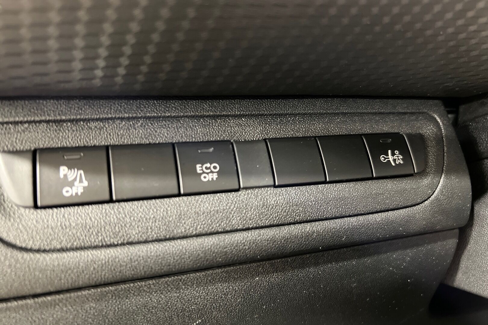 Peugeot 2008 iso kuva 16