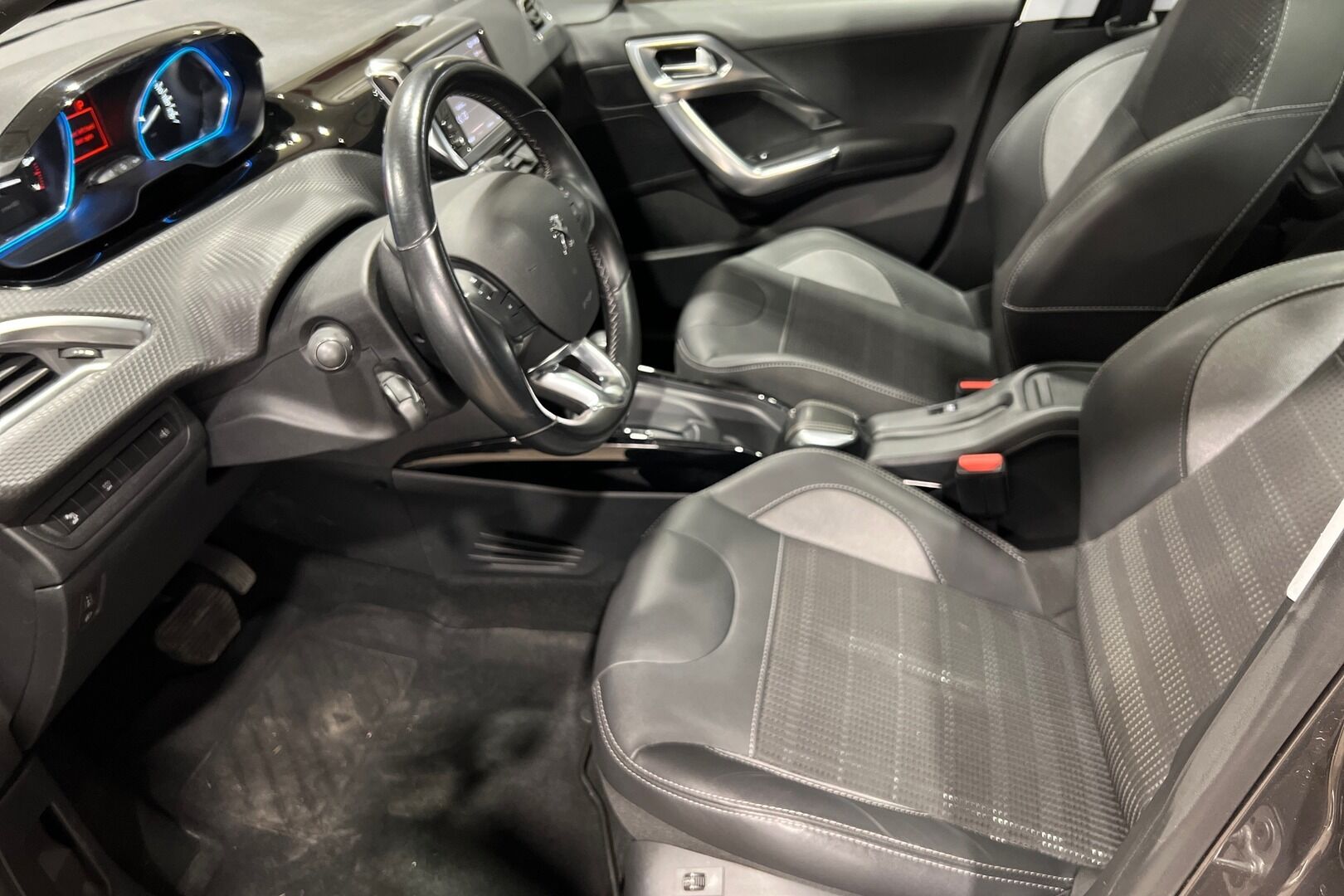 Peugeot 2008 iso kuva 6