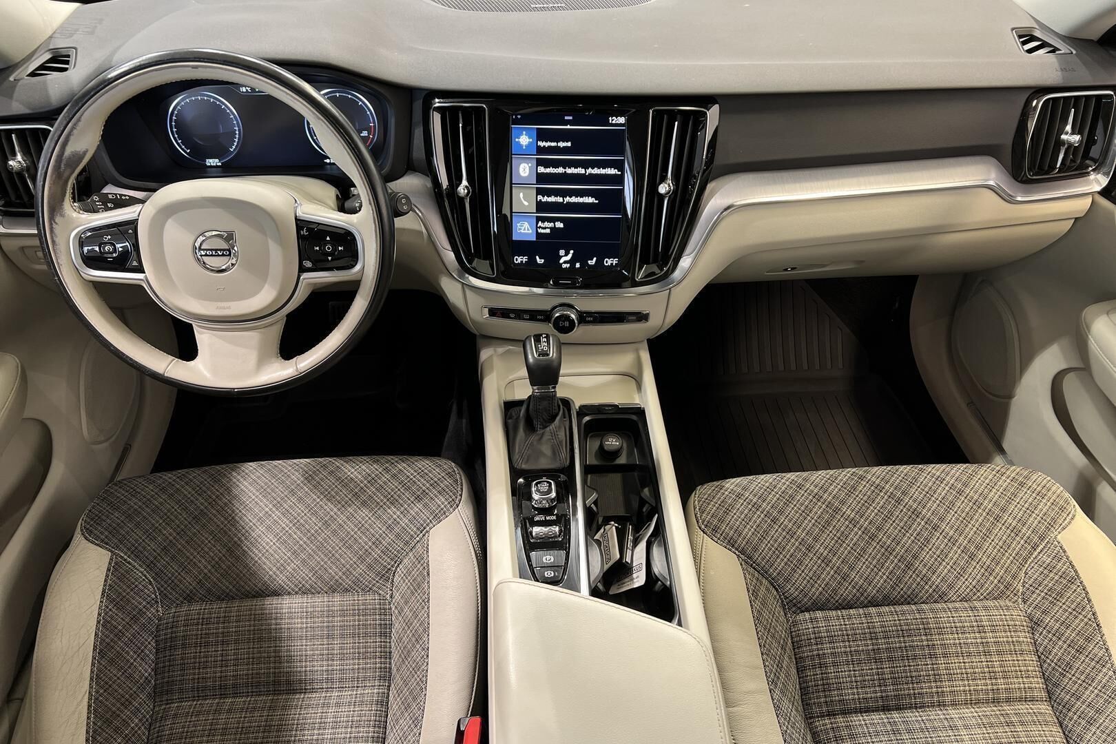 Volvo V60 iso kuva 10