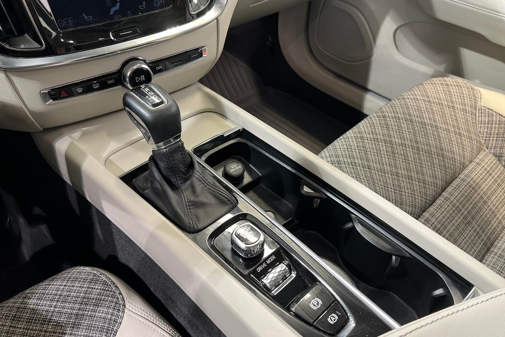 Volvo V60 iso kuva 18