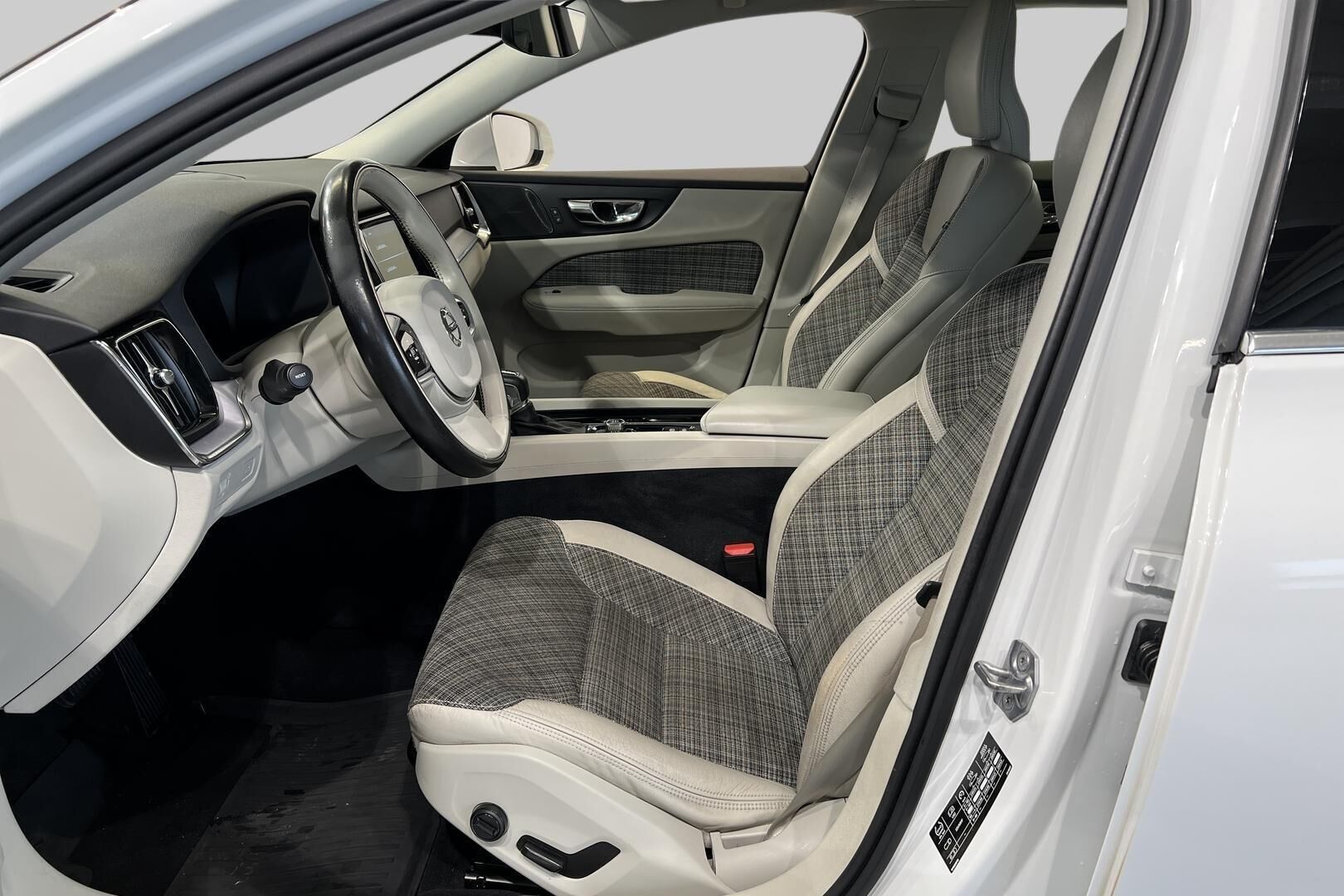 Volvo V60 iso kuva 8