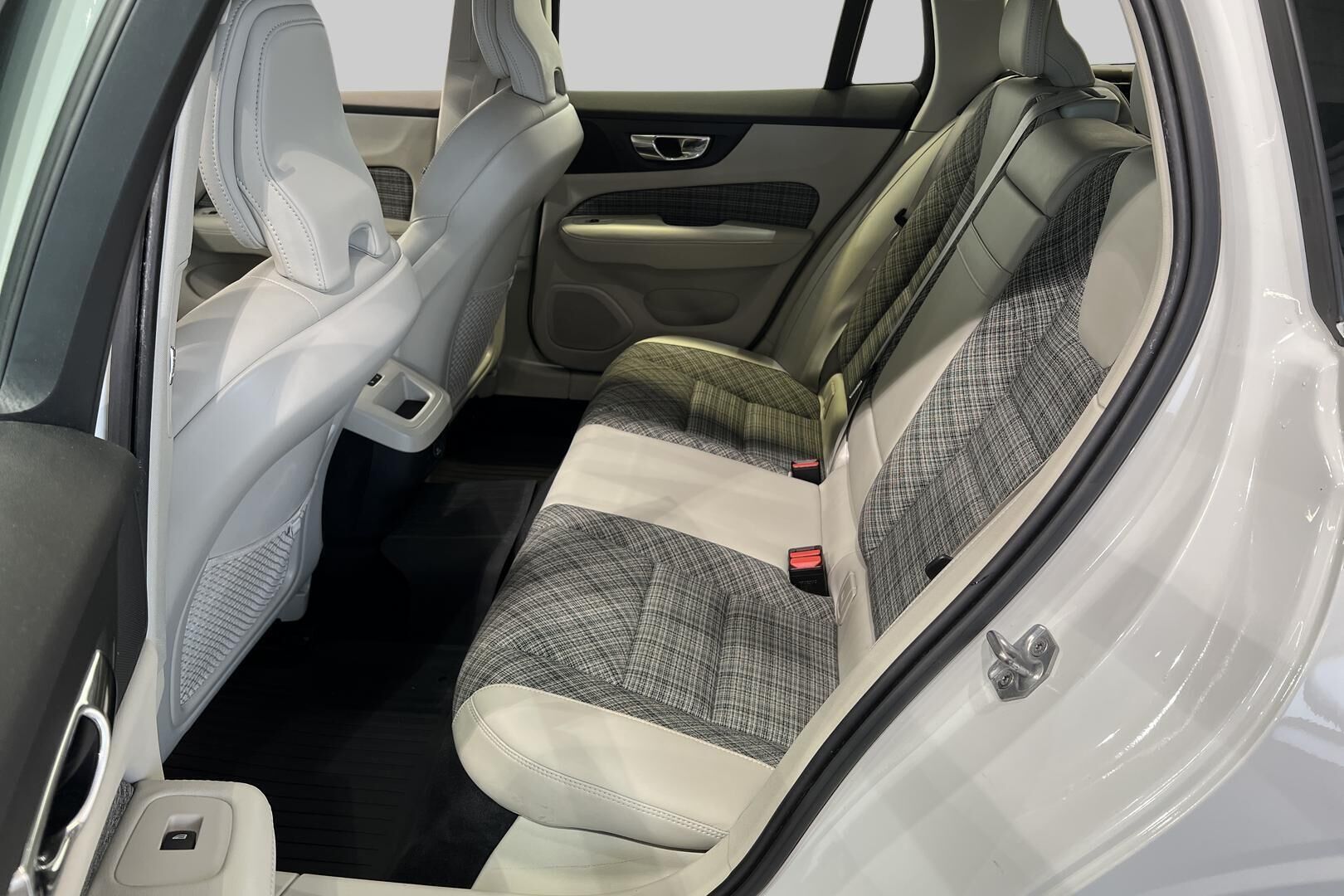 Volvo V60 iso kuva 9