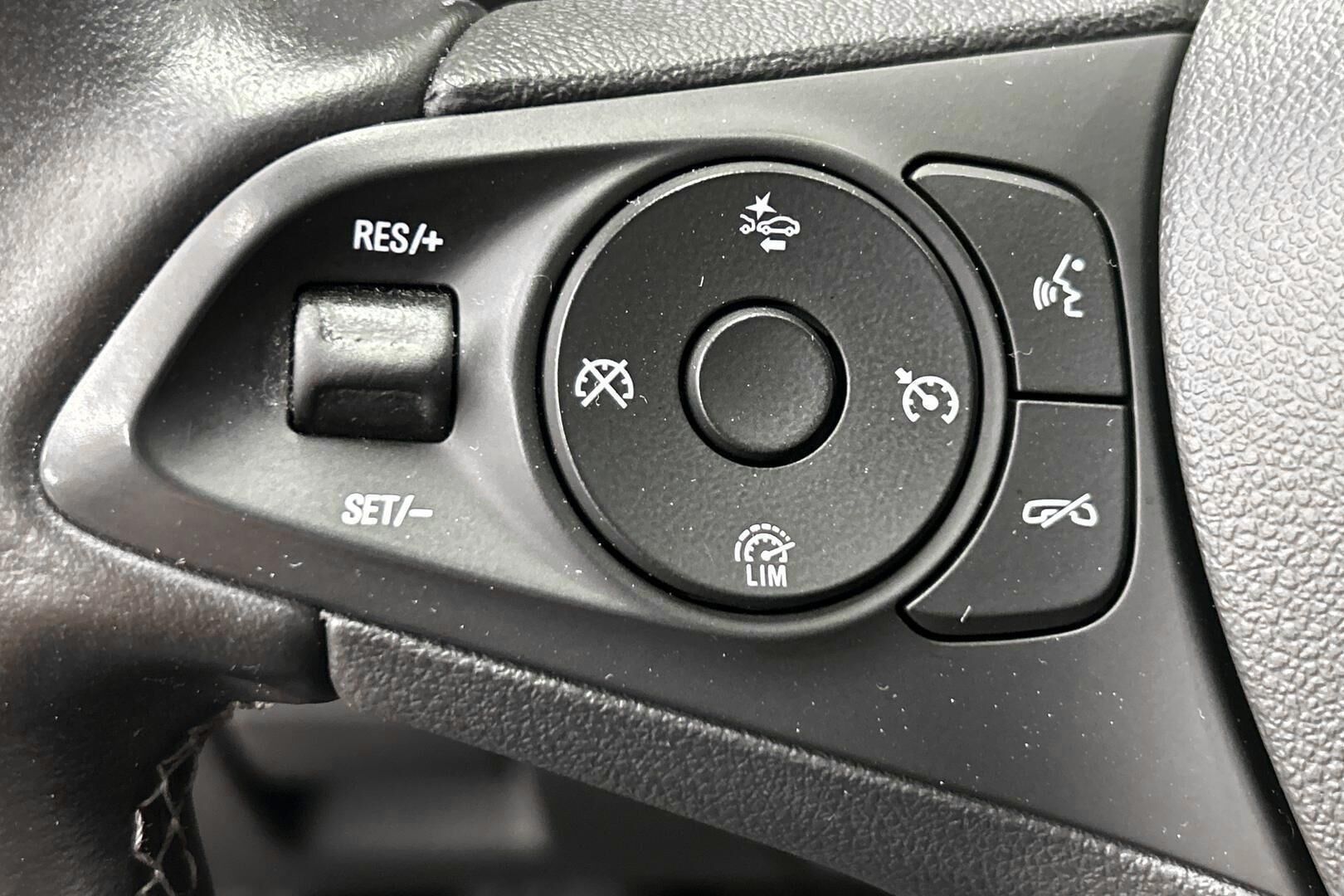 Opel Astra iso kuva 6
