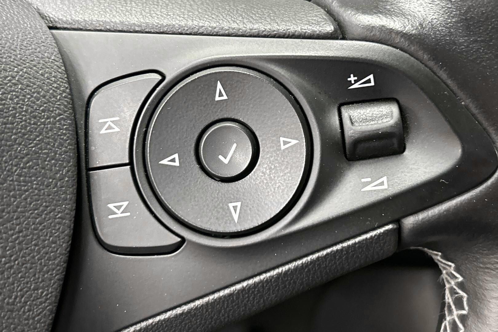 Opel Astra iso kuva 13