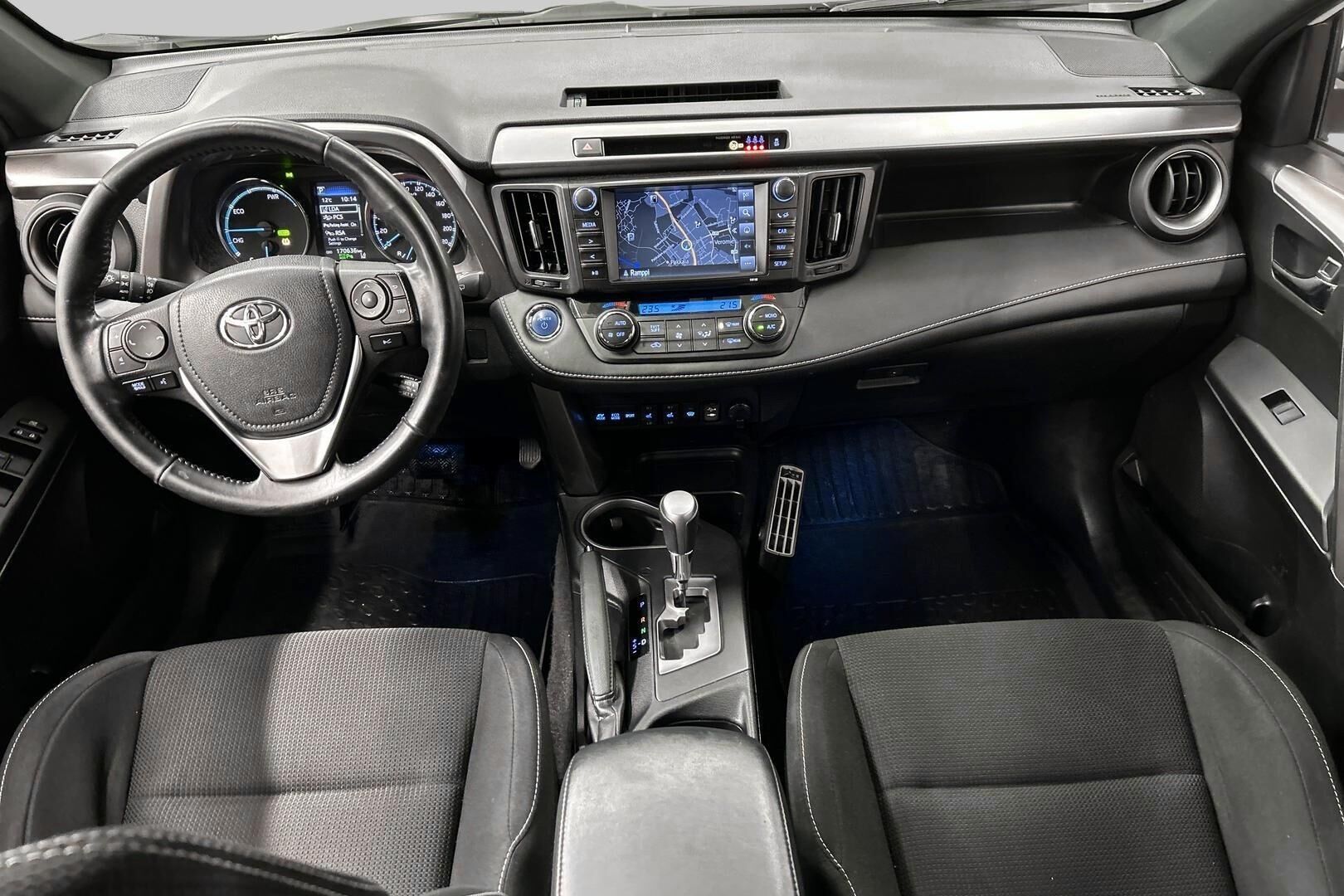 Toyota RAV4 iso kuva 8