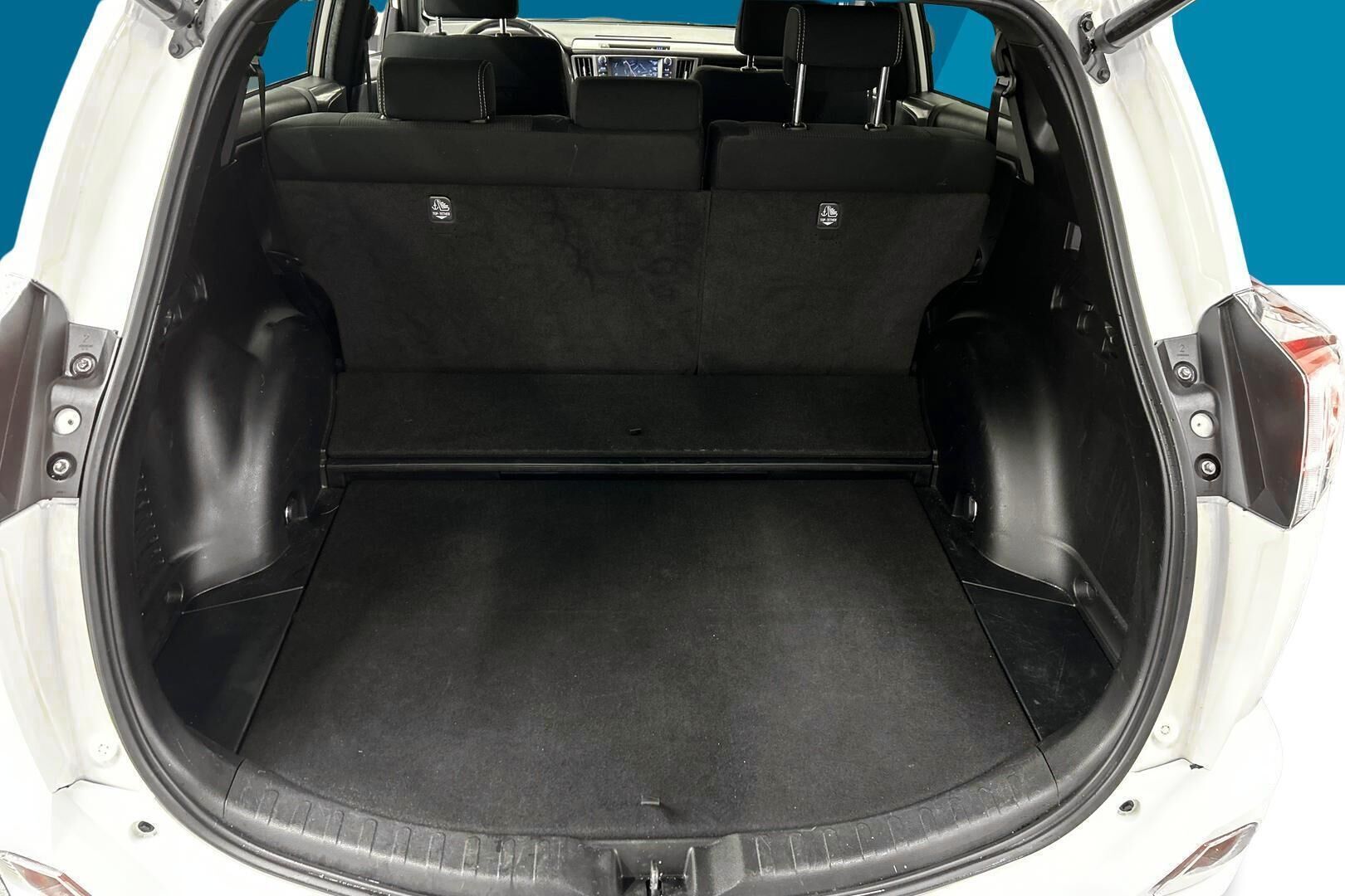 Toyota RAV4 iso kuva 9