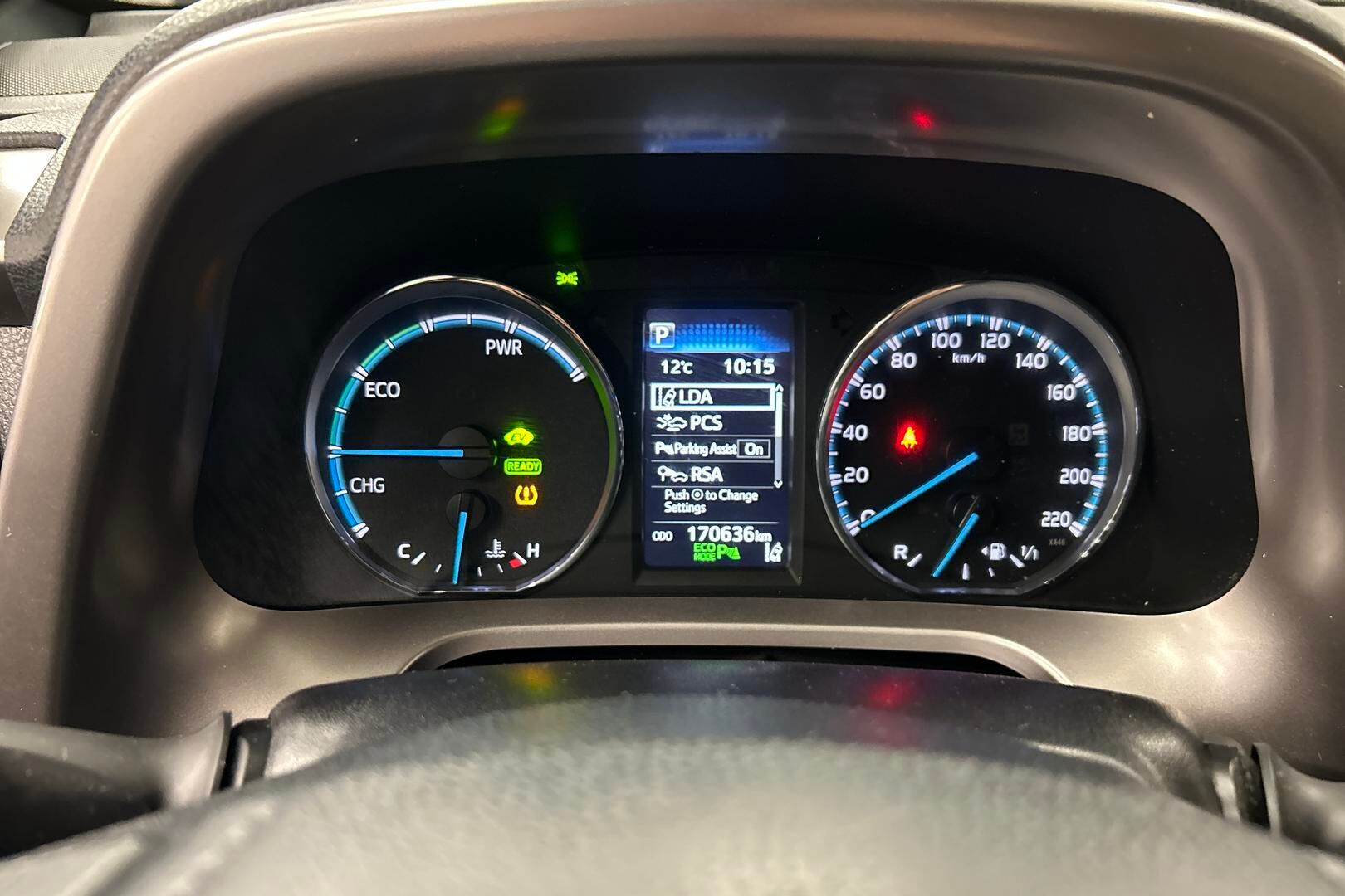 Toyota RAV4 iso kuva 24