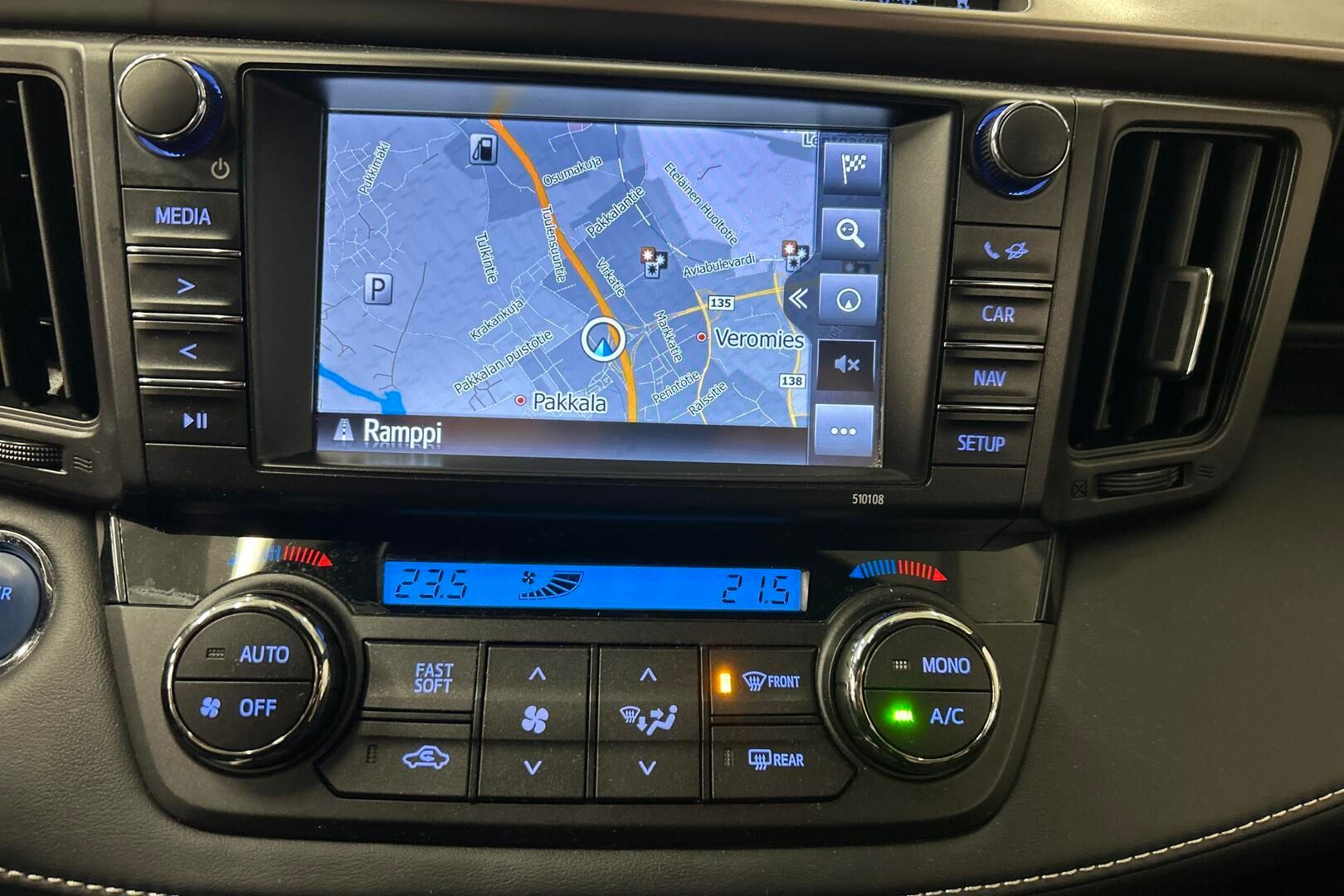 Toyota RAV4 iso kuva 12