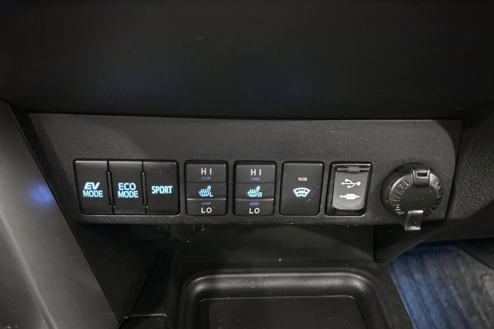 Toyota RAV4 iso kuva 14