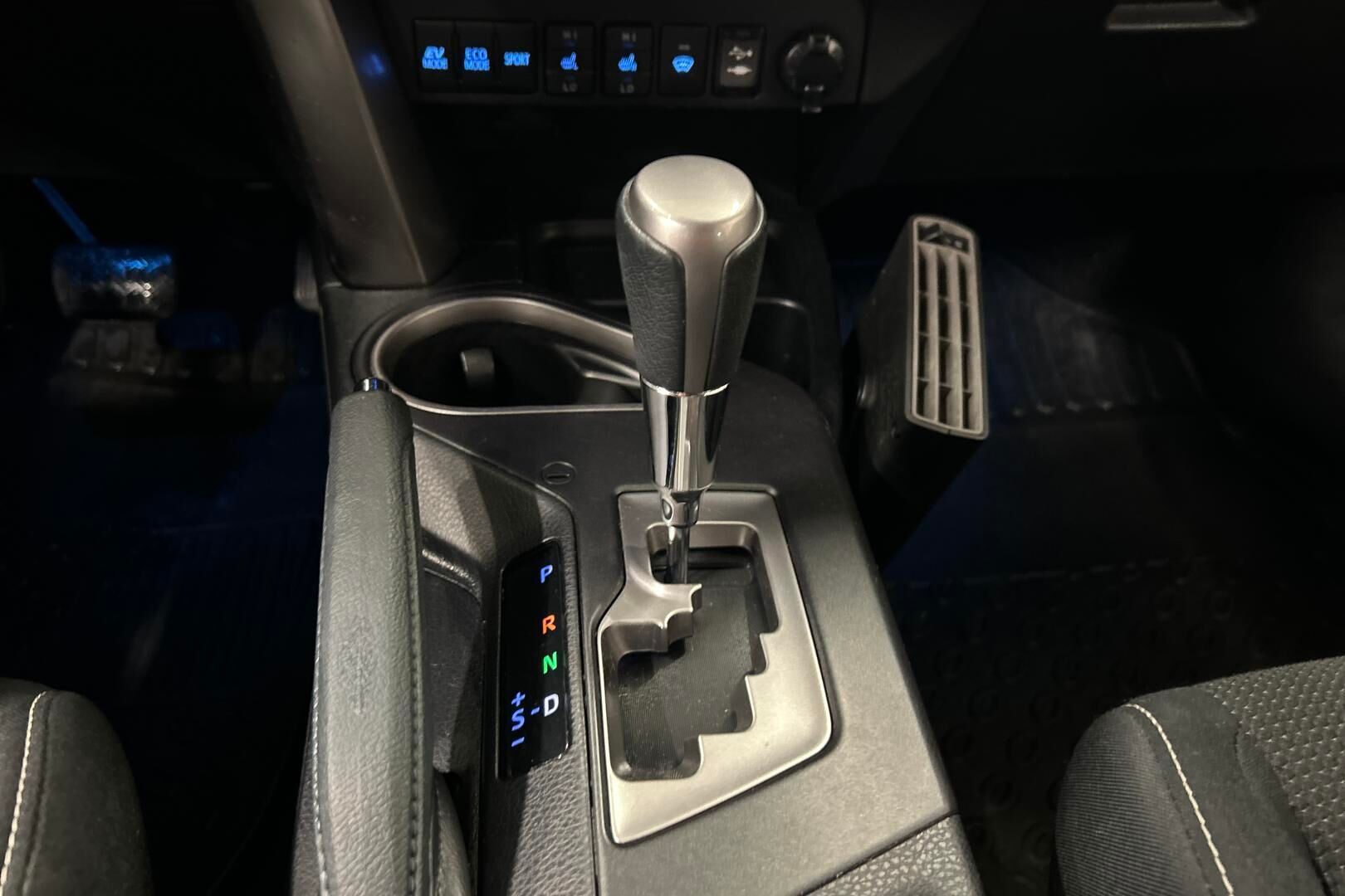 Toyota RAV4 iso kuva 15