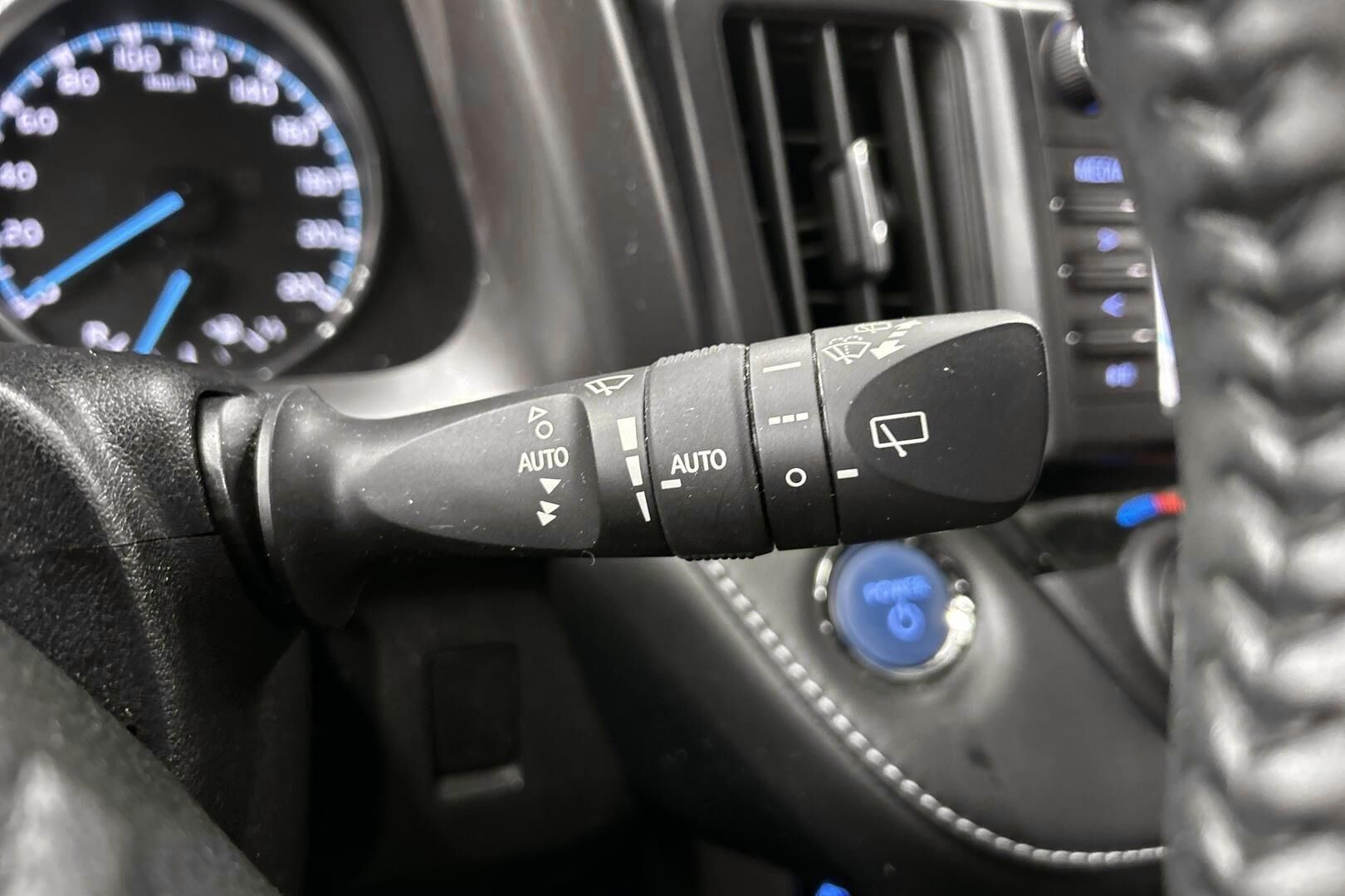 Toyota RAV4 iso kuva 16