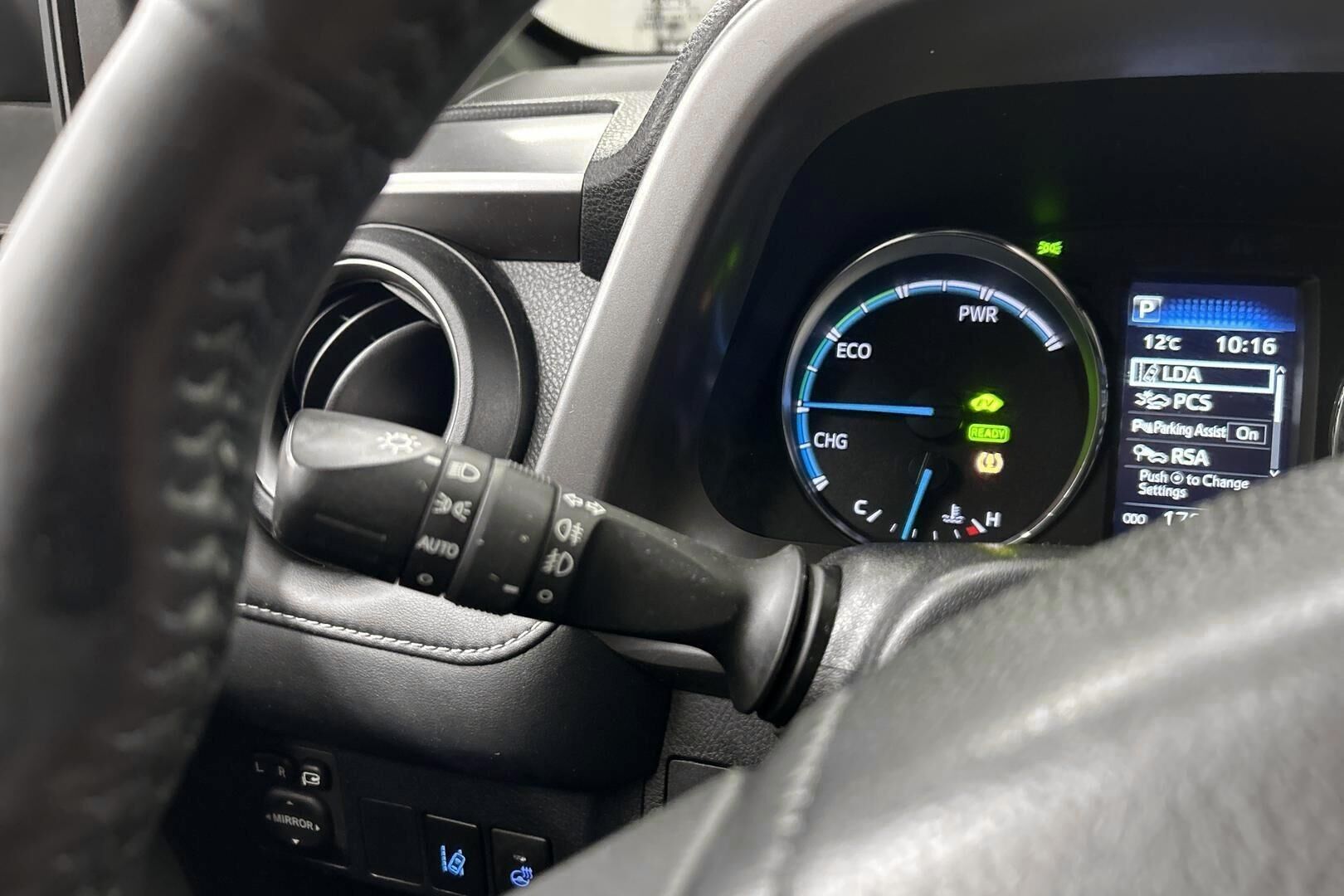 Toyota RAV4 iso kuva 26